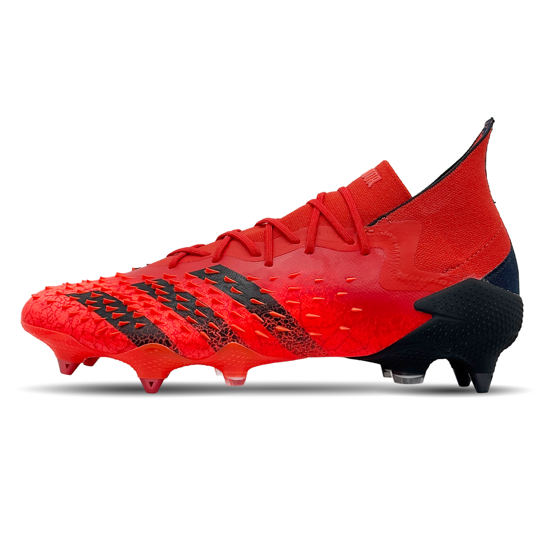 Entdecke den Adidas Predator Freak 1 SG (FY6269) auf STUNNINGBOOTS.com. Diese Hochleistungs-Fußballschuhe bieten nicht nur überlegene Traktion auf weichem Boden, sondern auch ein innovatives Design und erstklassigen Komfort. Mit ihrer dynamischen Passform und dem strapazierfähigen Material ermöglichen sie präzise Bewegungen und eine optimale Ballkontrolle. Ideal für Spieler, die auf dem Platz das Beste geben wollen.
