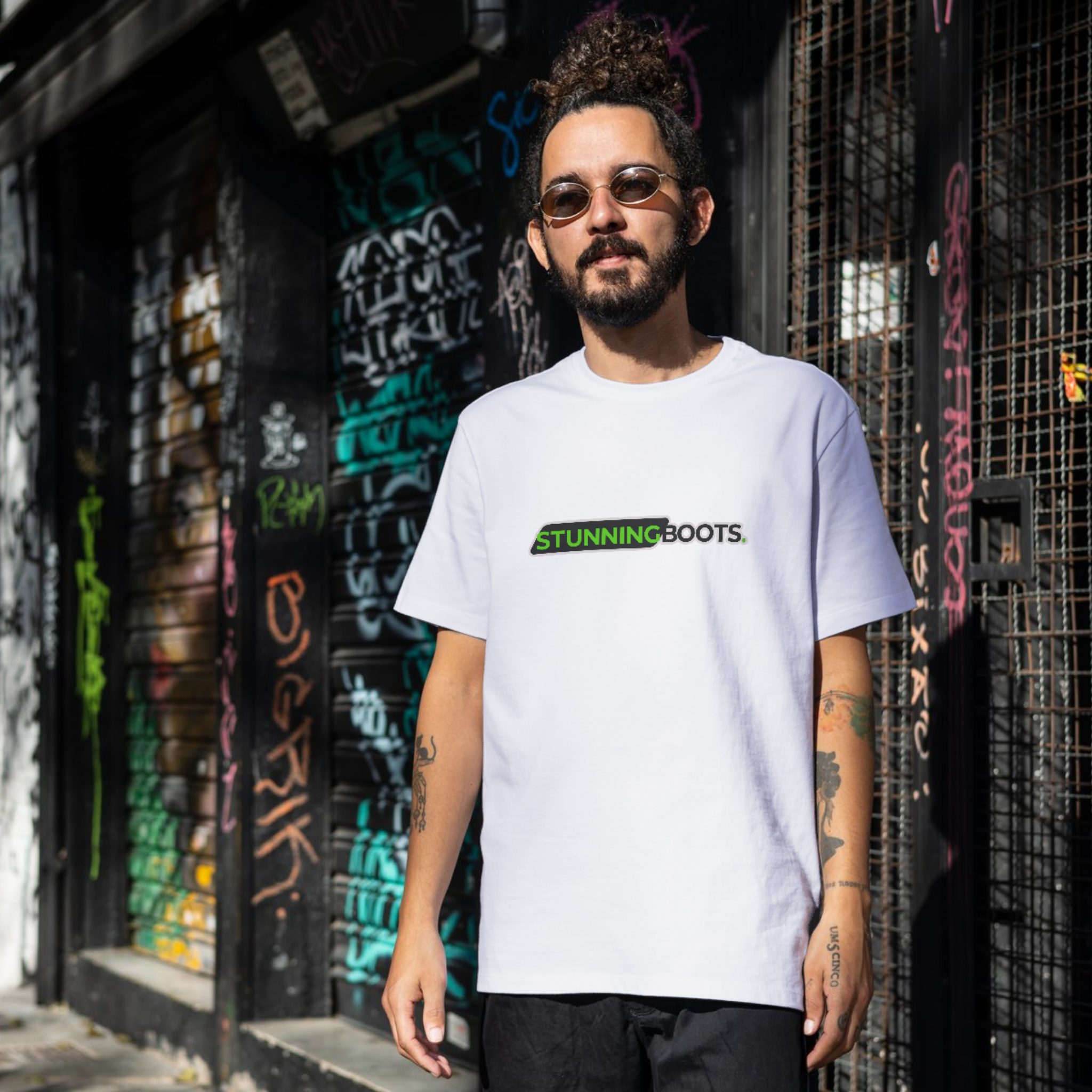 Mann trägt Shirt mit Aufschrift StunningBoots – Mode, Streetwear, Herren-T-Shirt mit Branding und stylischem Outfit für trendige Looks