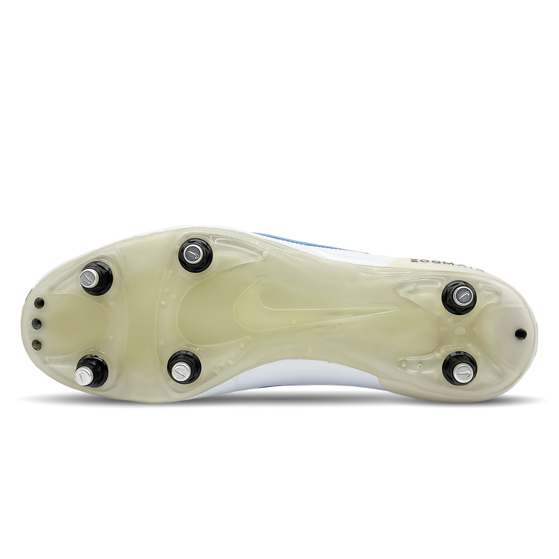 Die Nike Air Zoom Total 90 Supremacy SG (313843-041) Fußballschuhe wurden in Italien hergestellt, wo personalisierte Nike Schuhe für Profispieler produziert werden. Mit Zoom Air-Technologie im Fersenbereich bieten sie exzellenten Komfort, während die Soft Ground-Sohle mit speziell platzierten Nocken für optimale Traktion auf weichem Naturrasen sorgt. Auf der Innenseite sind der Name und die Spielernummer des Profis Berhalter hochwertig aufgestickt, was den Schuh zu einem einzigartigen Sammlerstück macht.