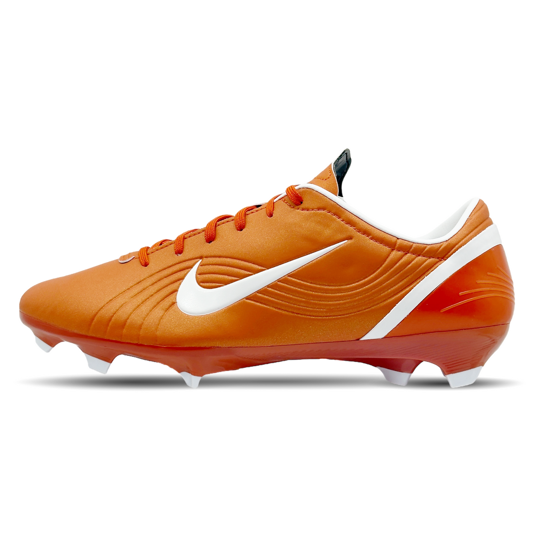 Der Nike Mercurial Vapor 1 RGN SE FG (HV0888-800) wurde speziell für Spieler entwickelt, die höchste Geschwindigkeit und Kontrolle auf dem Platz verlangen. Inspiriert von der Karriere und dem Stil von Cristiano Ronaldo, vereint dieser Schuh modernste Technologien mit einem dynamischen Design. Das Obermaterial sorgt für eine perfekte Passform, während die fortschrittliche Sohle optimalen Grip auf festen Böden bietet. Mit exklusiven CR7-Details hebt sich dieser Schuh von der Masse ab und verkörpert pure Explo