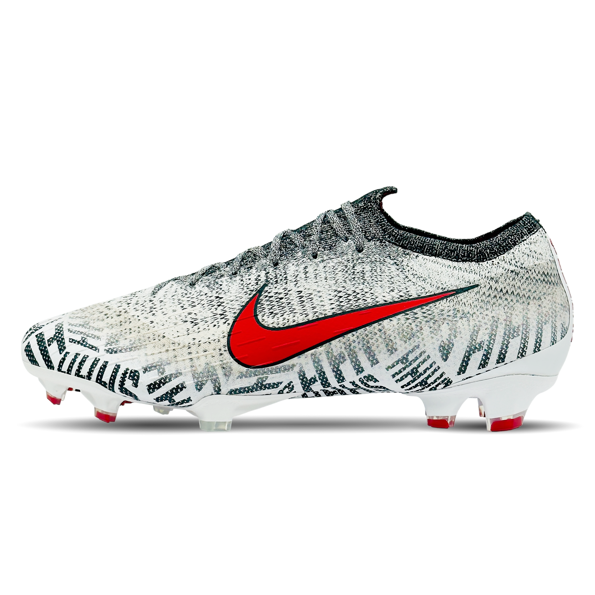 Der Nike Mercurial Vapor 12 Elite NJR FG „Shhh Tattoo“ (AO3126-170) in der Sonderedition aus der Neymar Jr.-Kollektion in auffälligem Farbdesign. Das Obermaterial zeigt ein einzigartiges „Shhh“-Tattoo-Design – inspiriert von Neymars ikonischem Tattoo und seiner Spielweise. Die Flyknit-Konstruktion passt sich wie eine zweite Haut an und bietet zusammen mit der ACC-Beschichtung optimale Ballkontrolle bei jedem Wetter. Erlebe explosive Geschwindigkeit auf festen Böden. Jetzt erhältlich auf STUNNINGBOOTS.com.