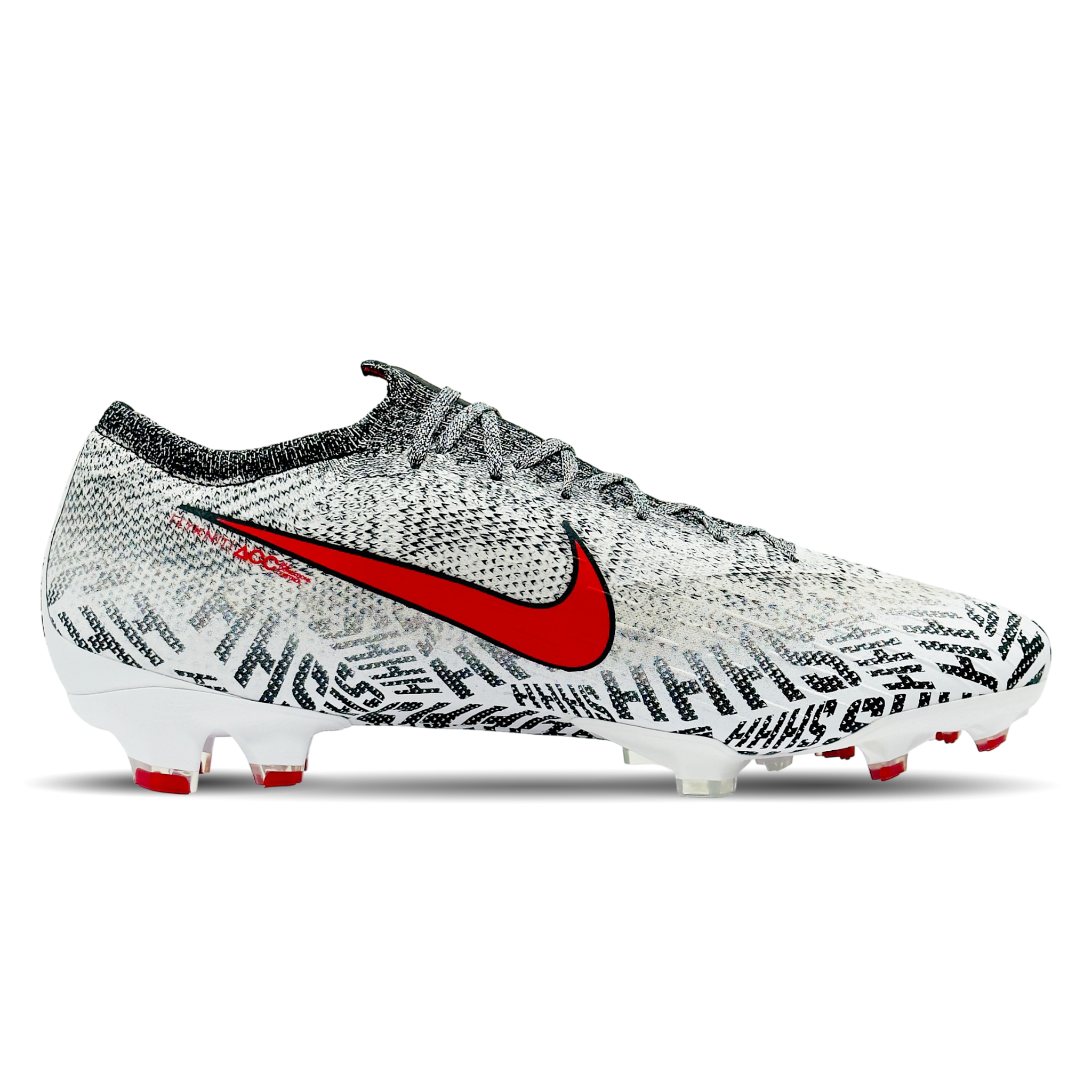 Der Nike Mercurial Vapor 12 Elite NJR FG „Shhh Tattoo“ (AO3126-170) in der Sonderedition aus der Neymar Jr.-Kollektion in auffälligem Farbdesign. Das Obermaterial zeigt ein einzigartiges „Shhh“-Tattoo-Design – inspiriert von Neymars ikonischem Tattoo und seiner Spielweise. Die Flyknit-Konstruktion passt sich wie eine zweite Haut an und bietet zusammen mit der ACC-Beschichtung optimale Ballkontrolle bei jedem Wetter. Erlebe explosive Geschwindigkeit auf festen Böden. Jetzt erhältlich auf STUNNINGBOOTS.com.