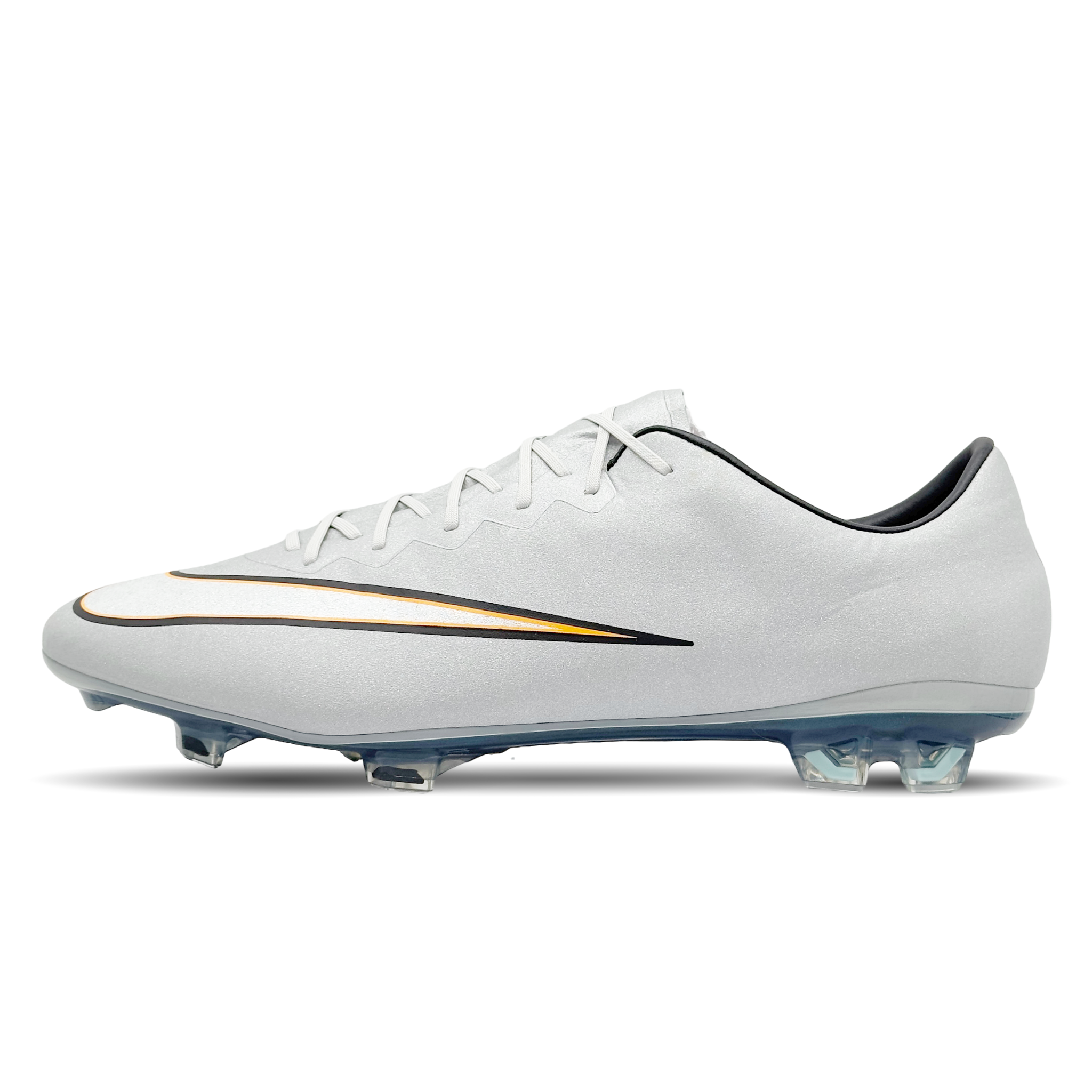 Der Nike Mercurial Vapor X CR7 FG (684860-003) ist ein hochwertiger Fußballschuh, inspiriert von Cristiano Ronaldo. Sein leichtes Obermaterial sorgt für eine sockenähnliche Passform, während die innovative Stollenkonfiguration für explosive Geschwindigkeit und Traktion auf festen Böden optimiert ist. Die Mikrotextur des Obermaterials verbessert die Ballkontrolle auch bei hohen Geschwindigkeiten, während das schlanke Design mit CR7-Details einen einzigartigen Look bietet. Entwickelt für schnelle, dynamische