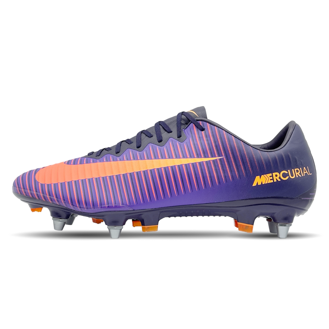 Der Nike Mercurial Vapor XI SG-Pro Sample (831941-586) ist für Spieler konzipiert, die auf nassem Rasen herausragende Leistung zeigen wollen. Mit seinem leichten, atmungsaktiven Obermaterial und der speziellen SG-Pro-Sohle bietet der Schuh maximalen Grip, Geschwindigkeit und Komfort. Die innovative Konstruktion ermöglicht präzise Bewegungen und optimalen Halt, auch bei weichem, rutschigem Boden. Ein idealer Schuh für anspruchsvolle Spiele auf weichen Plätzen. Hol dir jetzt deine auf STUNNINGBOOTS.com!
