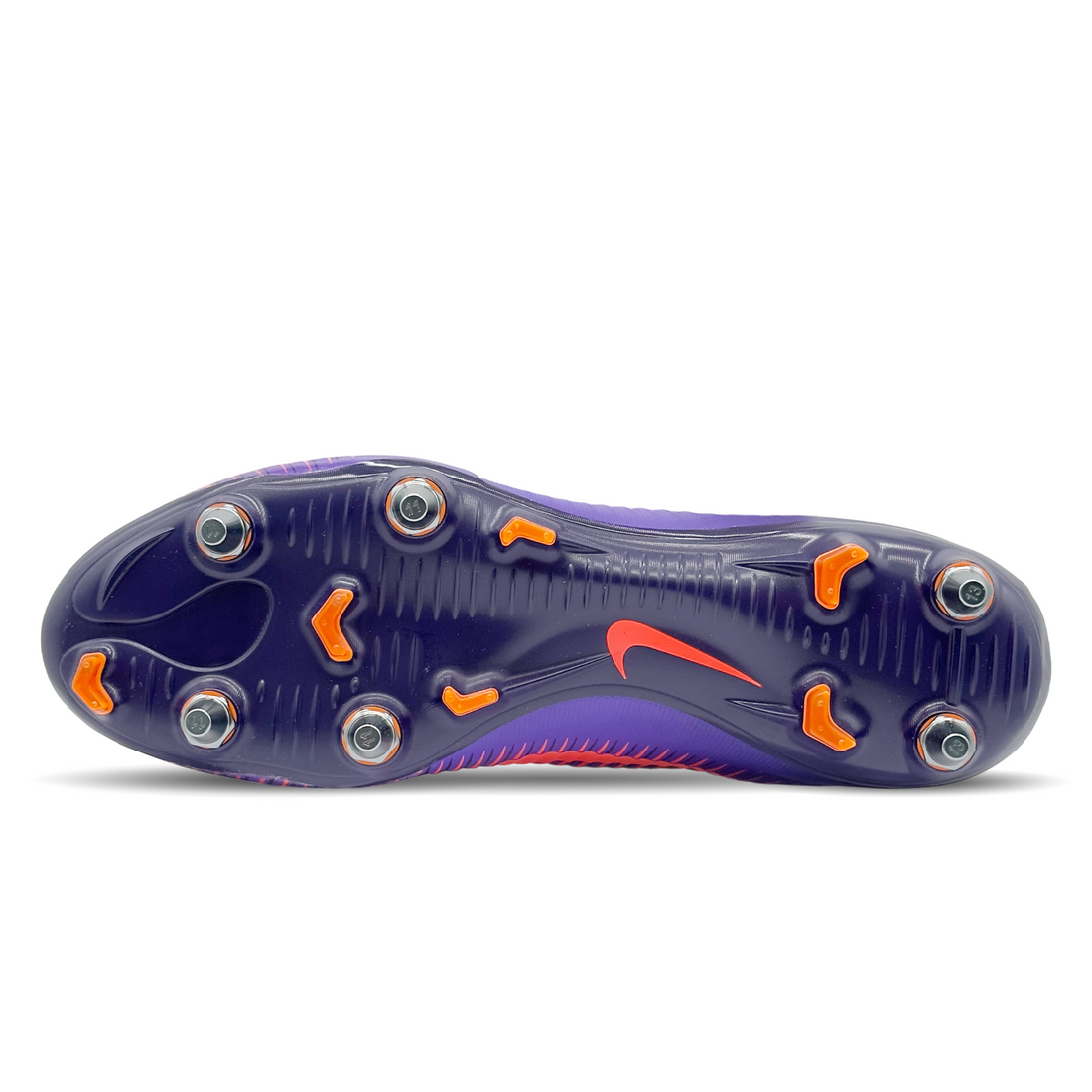 Der Nike Mercurial Vapor XI SG-Pro Sample (831941-586) ist für Spieler konzipiert, die auf nassem Rasen herausragende Leistung zeigen wollen. Mit seinem leichten, atmungsaktiven Obermaterial und der speziellen SG-Pro-Sohle bietet der Schuh maximalen Grip, Geschwindigkeit und Komfort. Die innovative Konstruktion ermöglicht präzise Bewegungen und optimalen Halt, auch bei weichem, rutschigem Boden. Ein idealer Schuh für anspruchsvolle Spiele auf weichen Plätzen. Hol dir jetzt deine auf STUNNINGBOOTS.com!