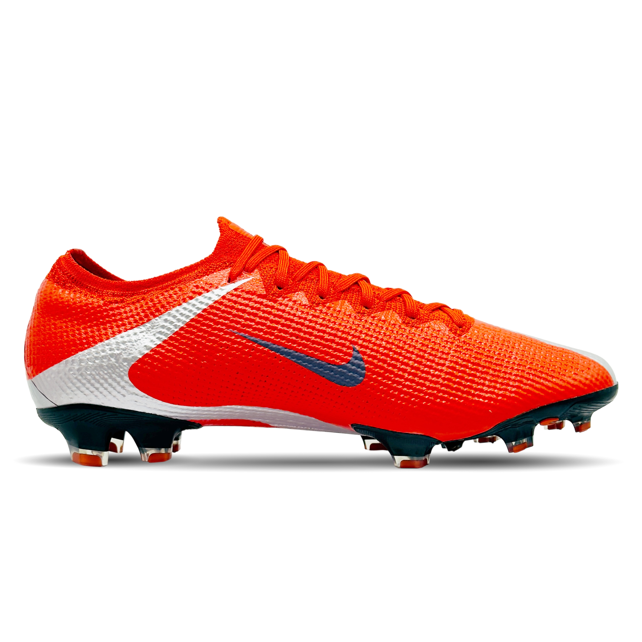 Die Nike Mercurial Vapor 13 Elite FG (AQ4176-851) bieten dir explosive Geschwindigkeit und perfekte Ballkontrolle auf festen Böden. Das Flyknit-Obermaterial passt sich deinem Fuß an, während die Nike Aerotrak-Zone mit Mikro-Rillen für optimale Traktion und Beschleunigung sorgt. Mit dem All Conditions Control (ACC) Finish hast du auch bei Nässe volle Kontrolle über den Ball. Diese Fußballschuhe sind ideal für schnelle Richtungswechsel und dynamische Spielzüge. Erhältlich bei stunningboots.com