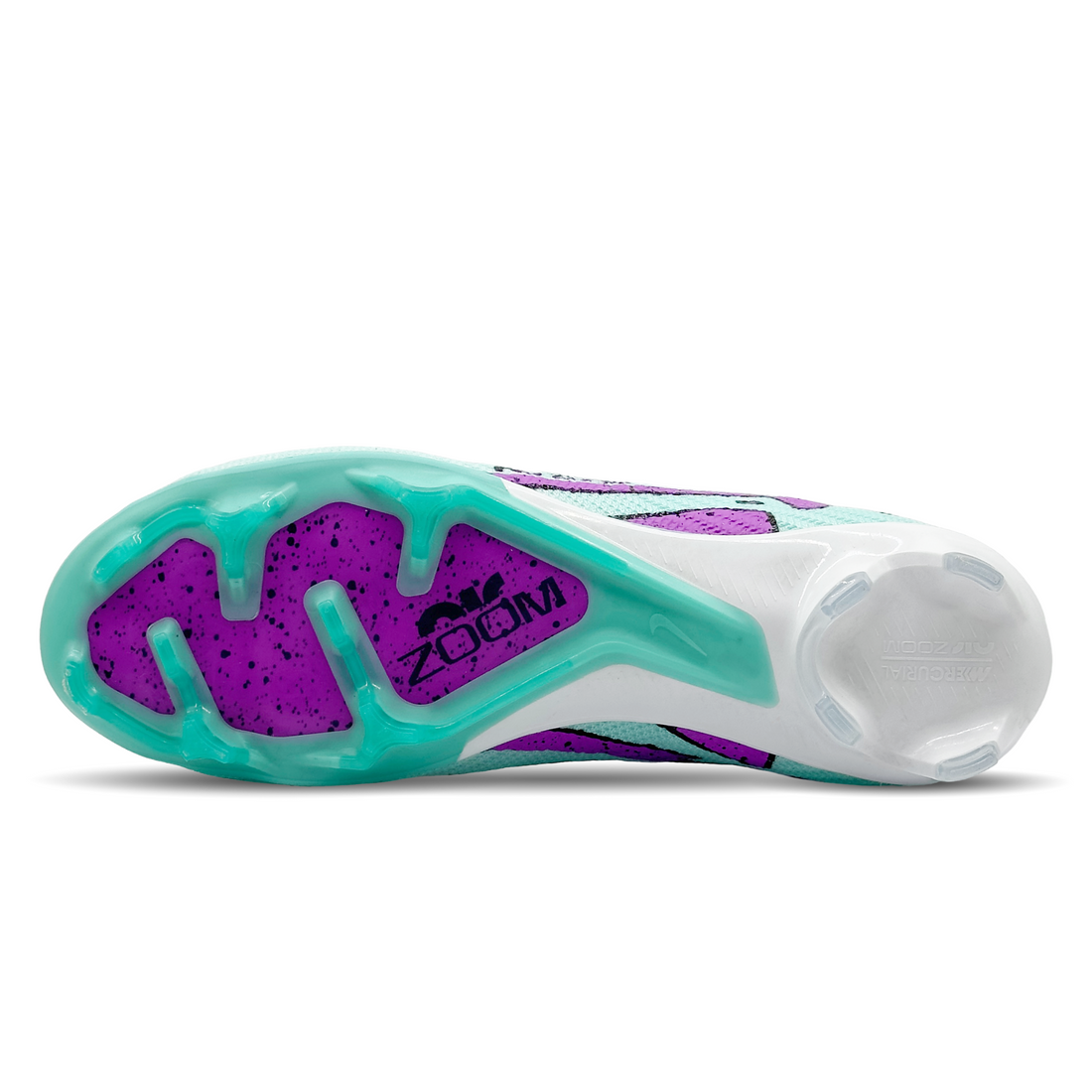 Entdecke den Nike Mercurial Zoom Vapor 15 Elite FG (DJ4978-300) erhältlich auf STUNNINGBOOTS.com. Diese Hochleistungs-Fußballschuhe bieten ultimative Geschwindigkeit und Agilität. Ihr innovatives Design und erstklassiger Komfort garantieren herausragende Leistung auf festem Boden. Die Zoom Air-Einheit sorgt für reaktionsfreudige Dämpfung, während das strukturierte Obermaterial präzise Ballkontrolle ermöglicht. Perfekt für ambitionierte Spieler, die das Spielfeld dominieren wollen.