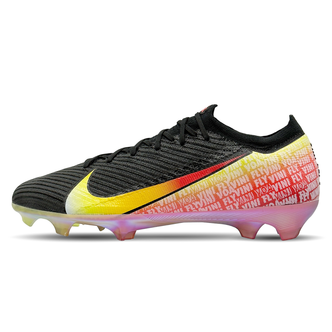 Die Nike Mercurial Zoom Vapor 16 Elite FG VJR (IB2356-001) bieten dir explosive Geschwindigkeit und präzise Ballkontrolle. Dank der innovativen Zoom Air-Einheit und griffigen Sohle erlebst du optimale Traktion und Stabilität auf festen Böden. Das leichte, atmungsaktive Obermaterial passt sich deinem Fuß an, während die enge Passform für hervorragenden Komfort sorgt. Die strategisch platzierte NikeGrip-Technologie verhindert Rutschen im Schuh. Perfekt für schnelle Richtungswechsel und präzise Schüsse, steige