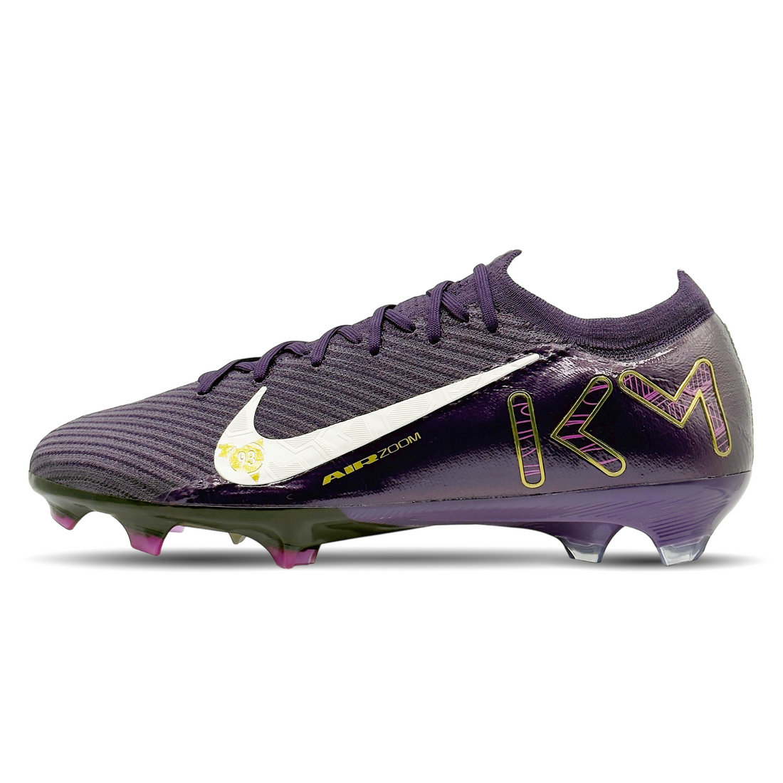 Die Nike Mercurial Zoom Vapor 16 Elite KM FG (FQ8683-500) bieten dir explosive Geschwindigkeit und präzise Ballkontrolle. Dank der innovativen Zoom Air-Einheit und griffigen Sohle erlebst du optimale Traktion und Stabilität auf festen Böden. Das leichte, atmungsaktive Obermaterial passt sich deinem Fuß an, während die enge Passform für hervorragenden Komfort sorgt. Die strategisch platzierte NikeGrip-Technologie verhindert Rutschen im Schuh. Perfekt für schnelle Richtungswechsel und präzise Schüsse, steiger
