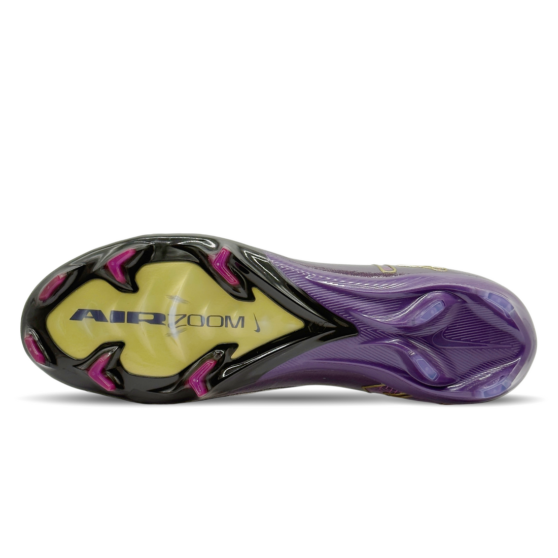 Die Nike Mercurial Zoom Vapor 16 Elite KM FG (FQ8683-500) bieten dir explosive Geschwindigkeit und präzise Ballkontrolle. Dank der innovativen Zoom Air-Einheit und griffigen Sohle erlebst du optimale Traktion und Stabilität auf festen Böden. Das leichte, atmungsaktive Obermaterial passt sich deinem Fuß an, während die enge Passform für hervorragenden Komfort sorgt. Die strategisch platzierte NikeGrip-Technologie verhindert Rutschen im Schuh. Perfekt für schnelle Richtungswechsel und präzise Schüsse, steiger