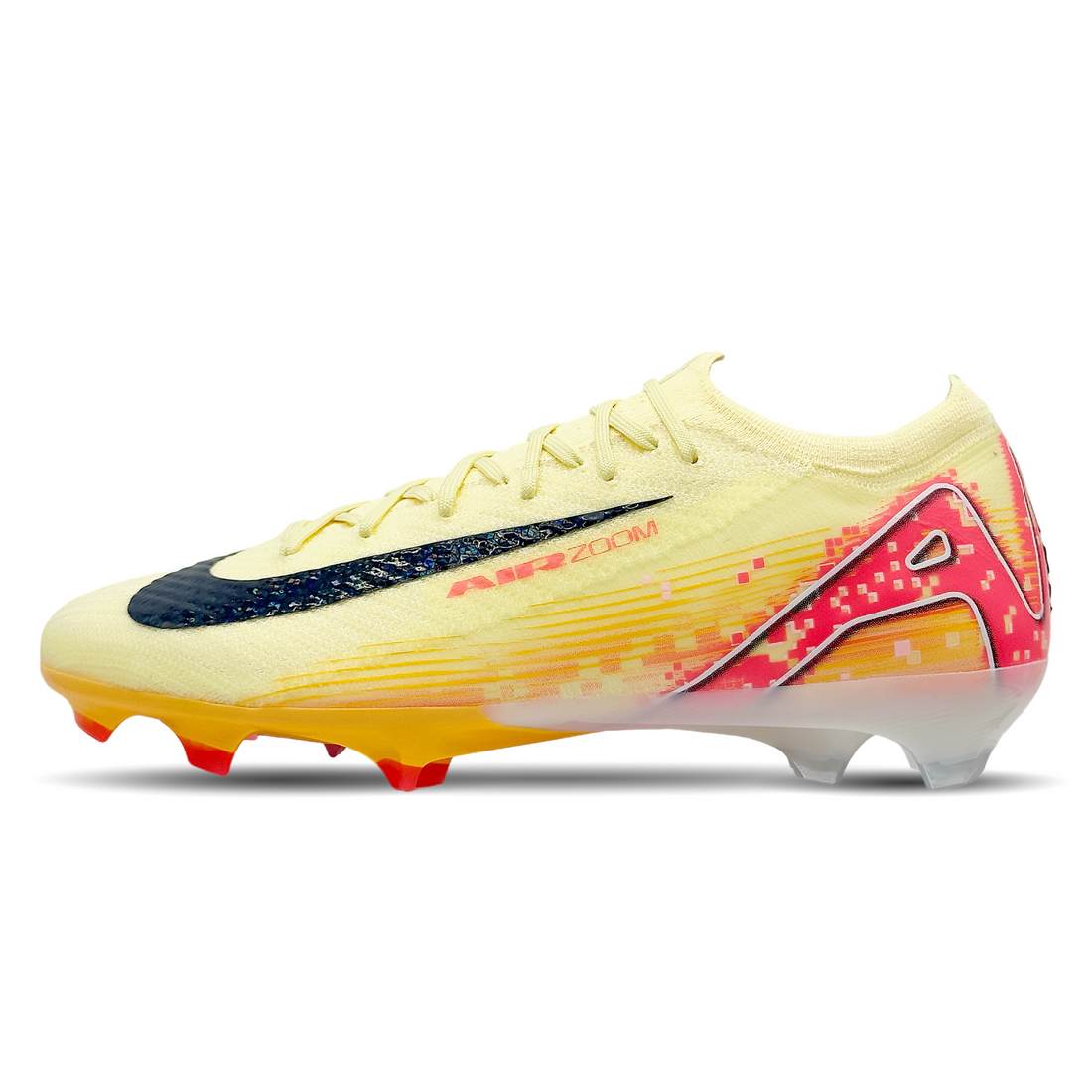 Die Nike Mercurial Zoom Vapor 16 Elite KM FG (FQ8683-800) sind die perfekte Wahl für Fußballspieler, die Geschwindigkeit und Kontrolle auf höchstem Niveau suchen. Diese Schuhe bieten eine reaktionsfreudige Zoom Air-Einheit für extra Dämpfung, ein leichtes, atmungsaktives Obermaterial für optimalen Komfort und ein innovatives Stollendesign für maximale Traktion auf festem Boden. Mit ihrer präzisen Passform und fortschrittlichen Technologie helfen sie dir, dein Spiel auf das nächste Level zu heben. Jetzt erhä