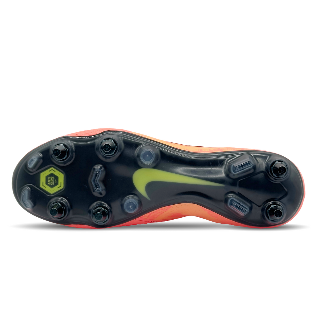 Die Nike Phantom Venom Elite SG-Pro AC Fußballschuhe (AO0575-810) bieten dir maximale Präzision und Power auf nassen und schlammigen Boden. Das Flyknit-Obermaterial und der Adaptive Fit sorgen für optimalen Halt und Komfort. Eine texturierte Oberfläche verbessert die Ballkontrolle, während eine flexible Sohle für optimale Beweglichkeit sorgt. Ideal für Spieler, die ihre Schüsse perfektionieren wollen. Erhältlich auf STUNNINGBOOTS.com.