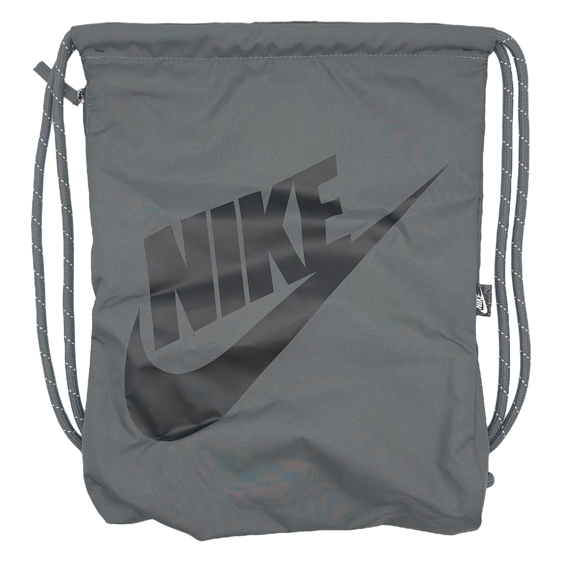 Die Nike Schuhtasche verfügt über ein leichtes Design mit Kordelzug, damit du unterwegs schnell auf deine Sachen zugreifen kannst. Mit einem Volumen von ca. 13 Litern ist diese Tasche ideal für den täglichen Gebrauch oder dem Weg zum Spiel und Training. Die kleine äußere Seitentasche mit Reißverschluss eignet sich zur separaten Aufbewahrung kleiner Gegenstände. Hergestellt aus hochwertigen Materialien, gewährleistet sie Langlebigkeit und Schutz für deine Schuhe. Jetzt auf stunningboots.com