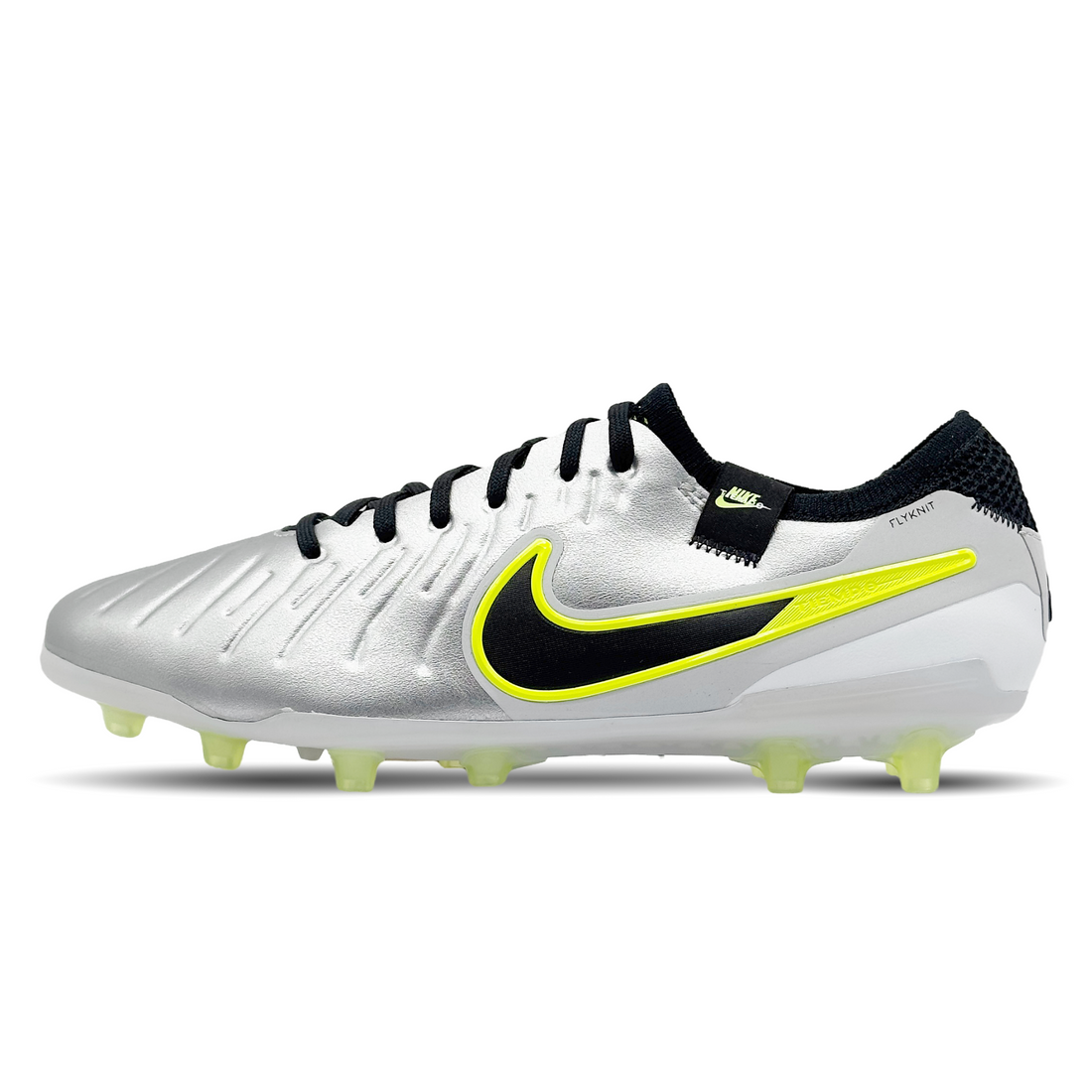 Der Nike Tiempo Legend 10 Elite AG-Pro (DV4330-001) ist ein Premium-Fußballschuh für Kunstrasenplätze. Das hochwertige FlyTouch Plus-Leder sorgt für überragendes Ballgefühl, während die AG-Pro-Sohle optimale Traktion bietet. Für Spieler, die Kontrolle, Komfort und Stabilität vereinen wollen. Jetzt auf STUNNINGBOOTS.com entdecken.