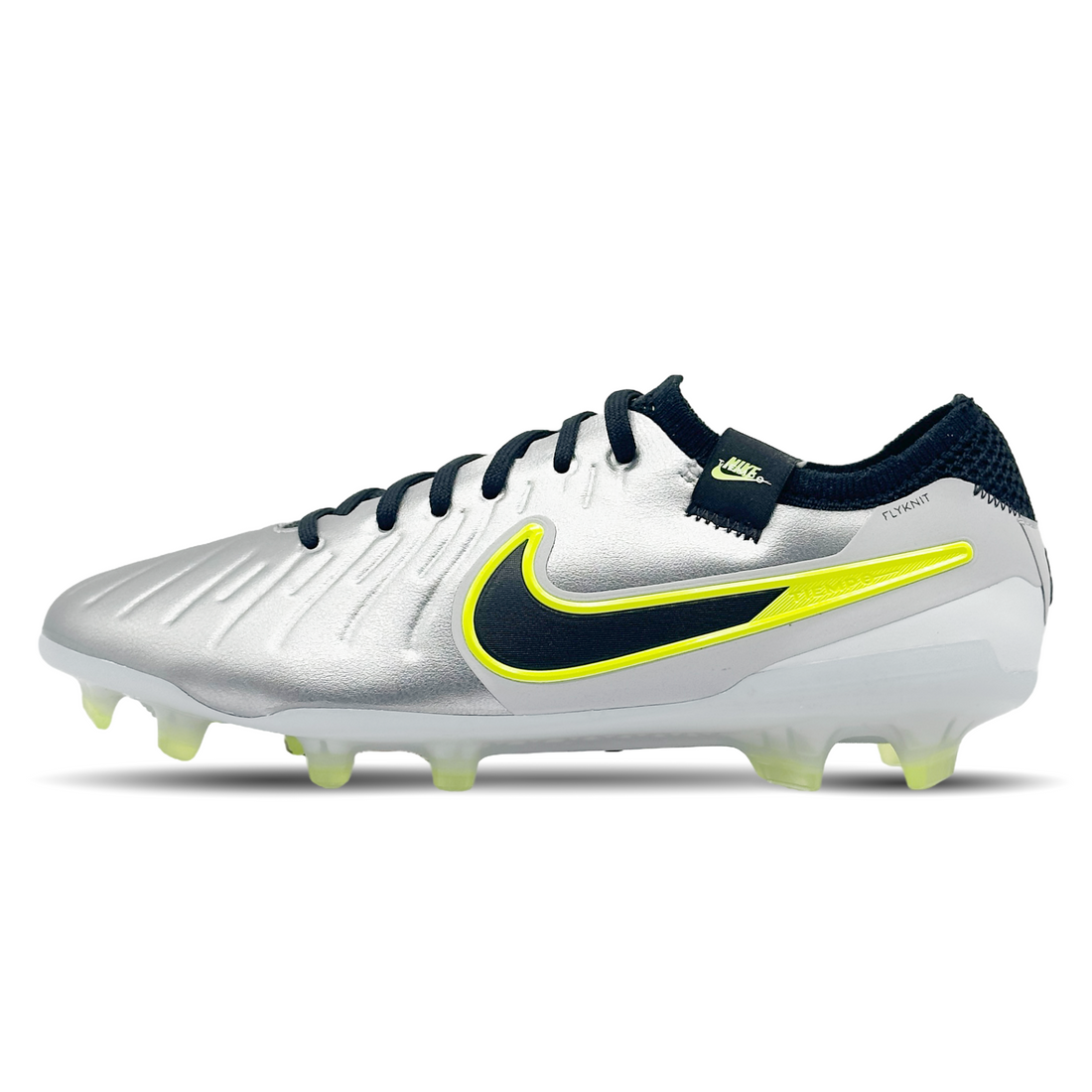 Tauche ein in die Welt des Fußballs mit dem Nike Tiempo Legend 10 Elite FG (DV4328-001). Dieser Schuh bietet nicht nur außergewöhnlichen Komfort und eine präzise Passform, sondern auch eine überlegene Ballkontrolle und Traktion auf dem Platz. Mit seinem hochwertigen Obermaterial und der innovativen Sohlentechnologie ist der Tiempo Legend 10 Elite FG die erste Wahl für Spieler, die Wert auf Qualität und Leistung legen. Jetzt bei STUNNINGBOOTS.com erhältlich, um dein Spiel auf ein neues Niveau zu heben.