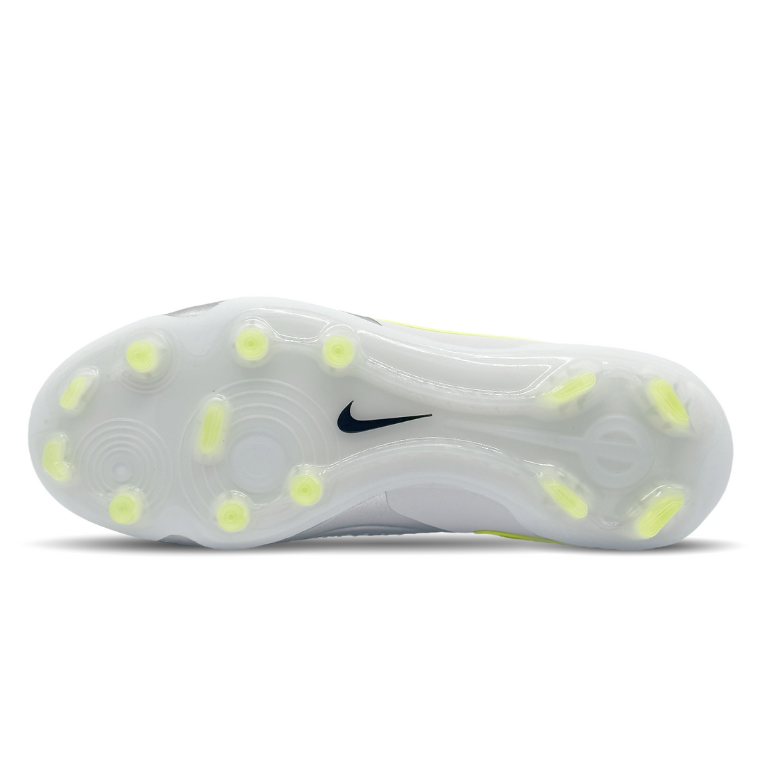 Tauche ein in die Welt des Fußballs mit dem Nike Tiempo Legend 10 Elite FG (DV4328-001). Dieser Schuh bietet nicht nur außergewöhnlichen Komfort und eine präzise Passform, sondern auch eine überlegene Ballkontrolle und Traktion auf dem Platz. Mit seinem hochwertigen Obermaterial und der innovativen Sohlentechnologie ist der Tiempo Legend 10 Elite FG die erste Wahl für Spieler, die Wert auf Qualität und Leistung legen. Jetzt bei STUNNINGBOOTS.com erhältlich, um dein Spiel auf ein neues Niveau zu heben.