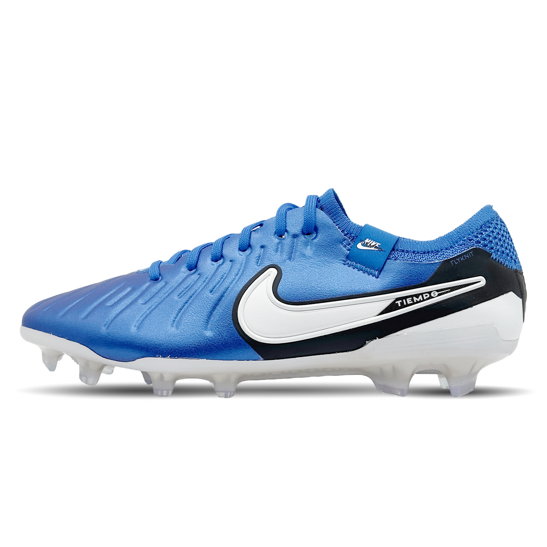 Tauche ein in die Welt des Fußballs mit dem Nike Tiempo Legend 10 Elite FG (DV4328-400). Dieser Schuh bietet nicht nur außergewöhnlichen Komfort und eine präzise Passform, sondern auch eine überlegene Ballkontrolle und Traktion auf dem Platz. Mit seinem hochwertigen Obermaterial und der innovativen Sohlentechnologie ist der Tiempo Legend 10 Elite FG die erste Wahl für Spieler, die Wert auf Qualität und Leistung legen. Jetzt bei STUNNINGBOOTS.com erhältlich, um dein Spiel auf ein neues Niveau zu heben.