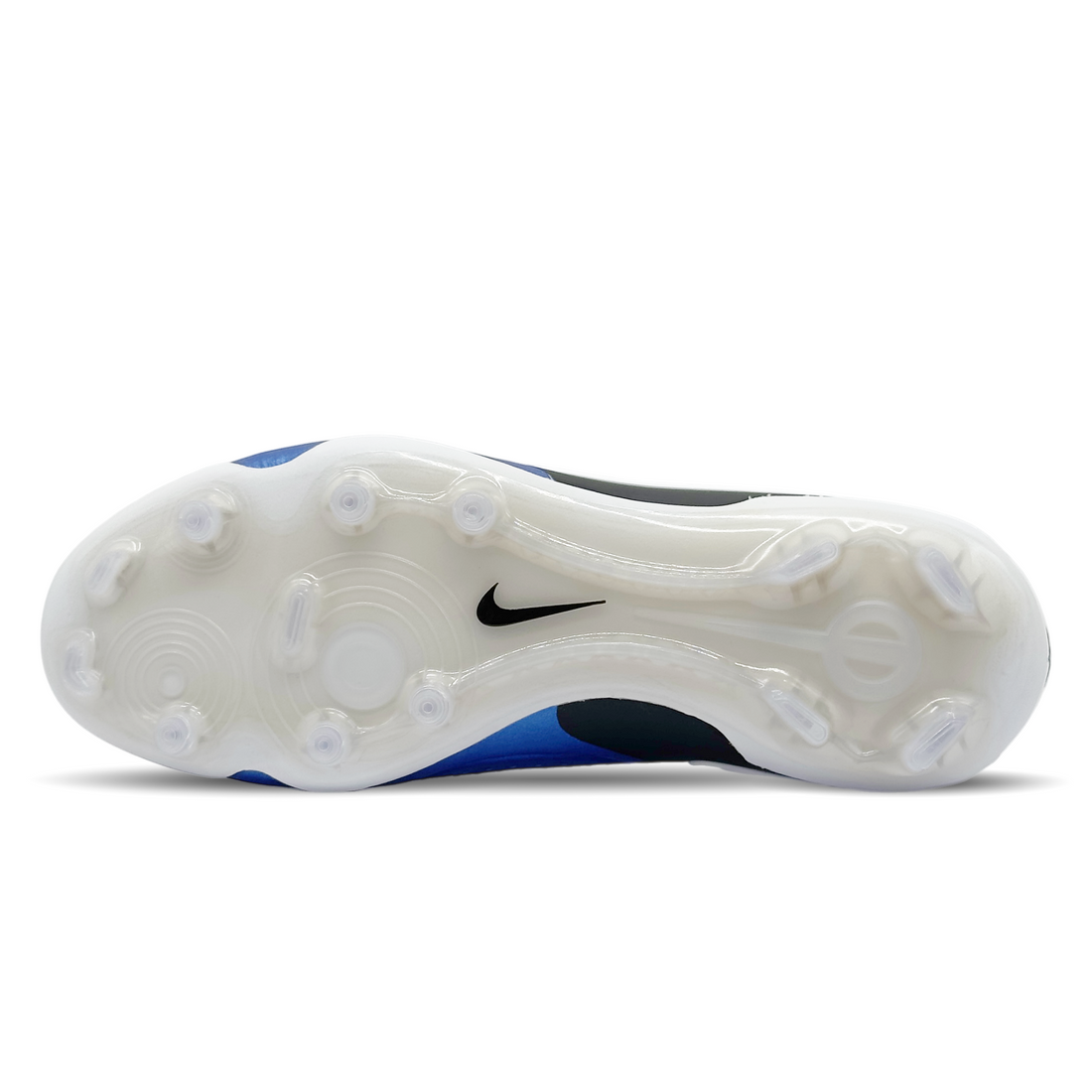 Tauche ein in die Welt des Fußballs mit dem Nike Tiempo Legend 10 Elite FG (DV4328-400). Dieser Schuh bietet nicht nur außergewöhnlichen Komfort und eine präzise Passform, sondern auch eine überlegene Ballkontrolle und Traktion auf dem Platz. Mit seinem hochwertigen Obermaterial und der innovativen Sohlentechnologie ist der Tiempo Legend 10 Elite FG die erste Wahl für Spieler, die Wert auf Qualität und Leistung legen. Jetzt bei STUNNINGBOOTS.com erhältlich, um dein Spiel auf ein neues Niveau zu heben.