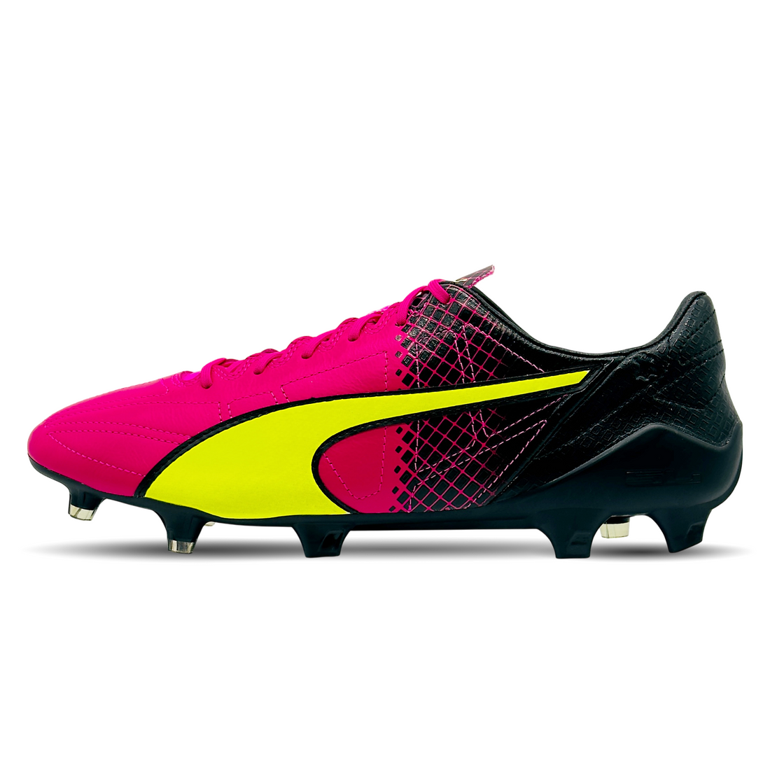 Der PUMA evoSPEED SL II LTH Tricks FG (103646-01) ist ein innovativer Fußballschuh, der für maximale Geschwindigkeit und präzise Ballkontrolle entwickelt wurde. Mit seinem ultraleichten Design und hochwertigem Leder sorgt er für optimalen Tragekomfort und perfekte Passform. Die FG-Sohle bietet hervorragenden Grip auf festen Naturrasenplätzen. Das auffällige zweifarbige Design verbindet Style mit Funktionalität. Ideal für Spieler, die auf dem Feld durch Technik und Tempo überzeugen wollen. Jetzt exklusiv auf