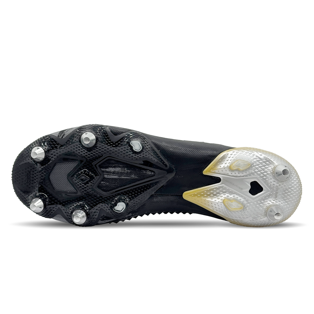 Erlebe ultimative Kontrolle auf dem Platz mit den adidas Predator Mutator 20.1 L SG Fußballschuhen (FY0592). Dank der innovativen Demonskin-Technologie bieten sie herausragenden Grip und Ballgefühl. Die SG-Sohle sorgt für optimale Traktion auf weichen Böden. Perfekt für Spieler, die ihr Spiel auf ein neues Level heben wollen. Jetzt auf STUNNINGBOOTS.com erhältlich!