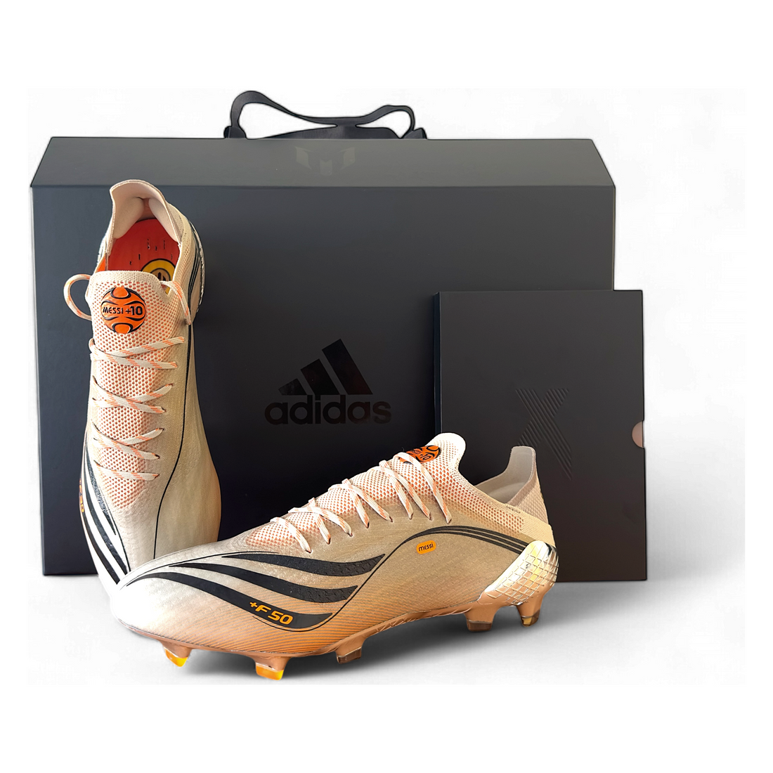 Die adidas X Speedflow.1 FG Messi (GX0216) bieten dir maximale Geschwindigkeit und Kontrolle auf festen Böden. Das leichte Obermaterial passt sich perfekt deinem Fuß an und sorgt für hohen Tragekomfort. Die Speedframe-Platte stabilisiert und ermöglicht explosive Beschleunigung, während die innovativen TPU-Noppen optimale Traktion bieten. Inspiriert von Lionel Messi, sind diese Schuhe ideal für Spieler, die das Spiel dominieren und ihre Agilität maximieren wollen. Erhältlich auf STUNNINGBOOTS.com!