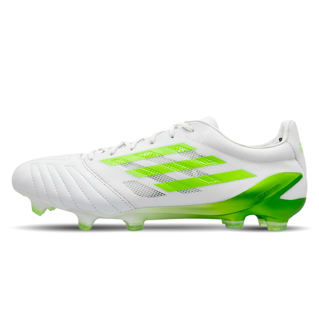 Der Adidas X Speedportal 99LEA.1 FG (HP9130) kombiniert federleichtes Design mit hochwertigem Leder, das exzellente Ballkontrolle und Komfort bietet. Die FG-Außensohle ermöglicht explosive Geschwindigkeit auf festen Böden, während die stabile Konstruktion für perfekte Balance und Agilität sorgt. Jetzt auf STUNNINGBOOTS.com erhältlich!
