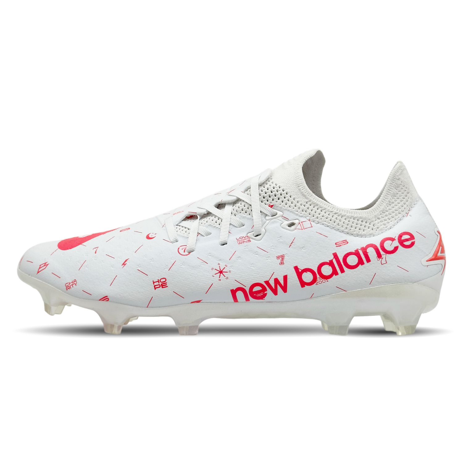 Der New Balance Furon V7 Pro FG Saka Signature Edition (SF1FSH7) bietet eine perfekte Kombination aus Geschwindigkeit, Komfort und Kontrolle. Mit seinem ultra-leichten, strapazierfähigen Obermaterial und der Hypoknit-Technologie sorgt dieser Schuh für außergewöhnliche Beweglichkeit und präzise Ballkontrolle. Inspiriert von Bukayo Saka, glänzt er mit einem einzigartigen Design, das seine Energie und Kreativität auf dem Spielfeld widerspiegelt. Die speziell entwickelte Außensohle bietet optimalen Grip und Sta