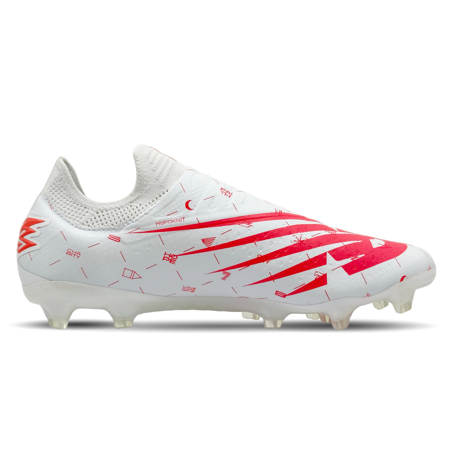 Der New Balance Furon V7 Pro FG Saka Signature Edition (SF1FSH7) bietet eine perfekte Kombination aus Geschwindigkeit, Komfort und Kontrolle. Mit seinem ultra-leichten, strapazierfähigen Obermaterial und der Hypoknit-Technologie sorgt dieser Schuh für außergewöhnliche Beweglichkeit und präzise Ballkontrolle. Inspiriert von Bukayo Saka, glänzt er mit einem einzigartigen Design, das seine Energie und Kreativität auf dem Spielfeld widerspiegelt. Die speziell entwickelte Außensohle bietet optimalen Grip und Sta