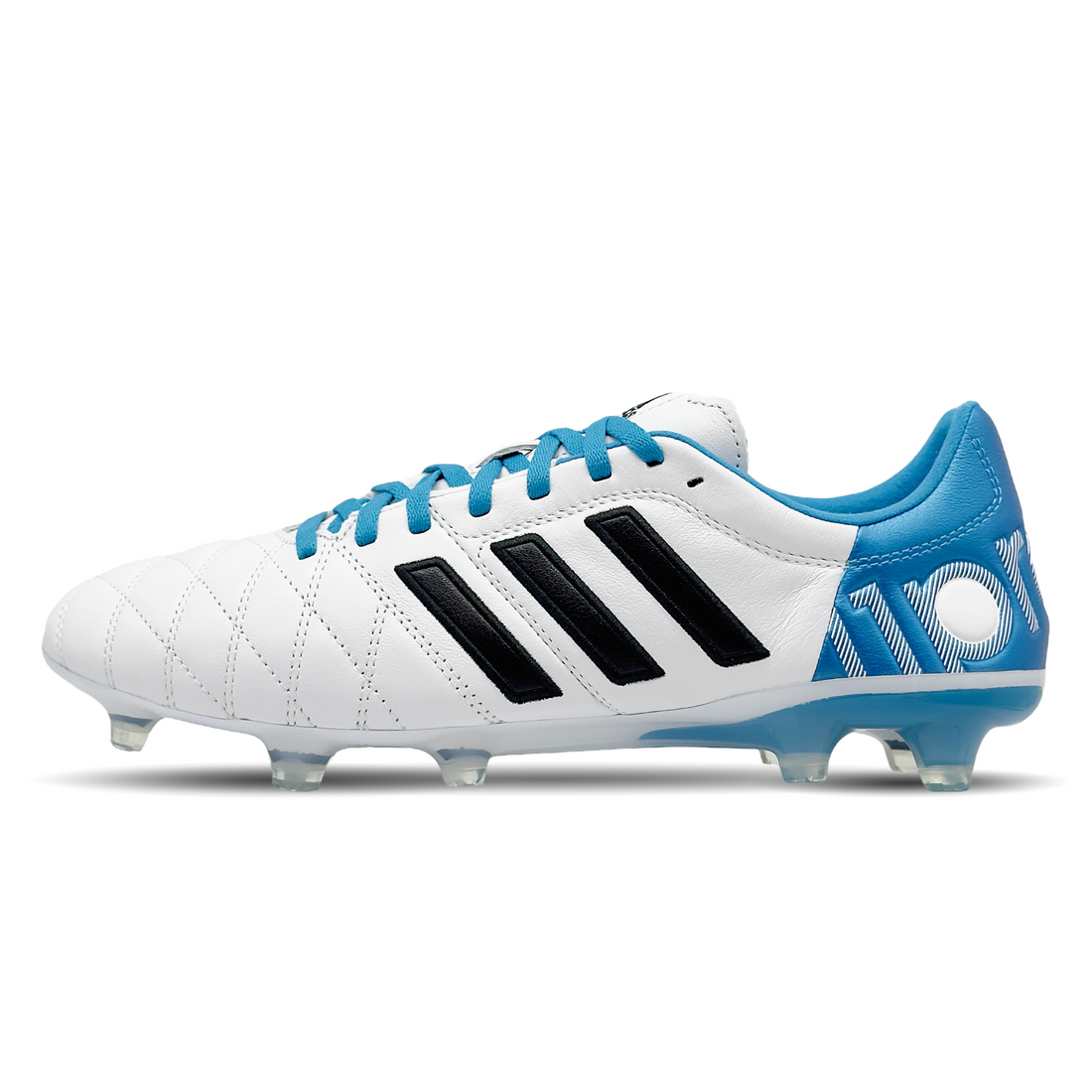 Die Adidas 11Pro FG (IG0776) sind die perfekte Wahl für festen Boden, bieten erstklassigen Komfort und überlegene Ballkontrolle. Das hochwertige K-Leder passt sich deinem Fuß an und sorgt für ein weiches Tragegefühl. Die flexible Außensohle garantiert optimalen Grip und schnelle Richtungswechsel. Ideal für ambitionierte Spieler, die Höchstleistungen anstreben. Jetzt auf STUNNINGBOOTS.com erhältlich!