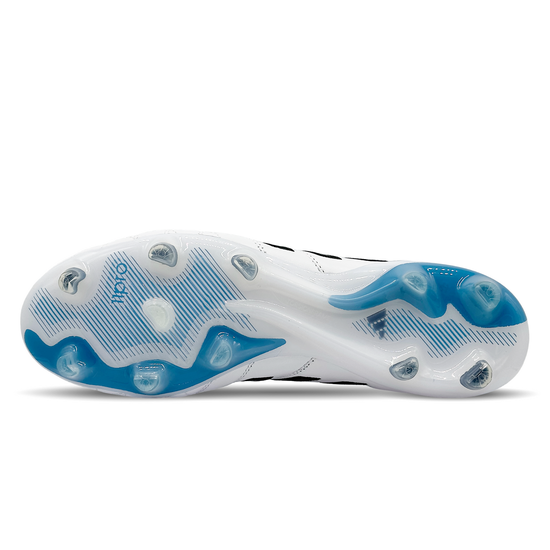 Die Adidas 11Pro FG (IG0776) sind die perfekte Wahl für festen Boden, bieten erstklassigen Komfort und überlegene Ballkontrolle. Das hochwertige K-Leder passt sich deinem Fuß an und sorgt für ein weiches Tragegefühl. Die flexible Außensohle garantiert optimalen Grip und schnelle Richtungswechsel. Ideal für ambitionierte Spieler, die Höchstleistungen anstreben. Jetzt auf STUNNINGBOOTS.com erhältlich!