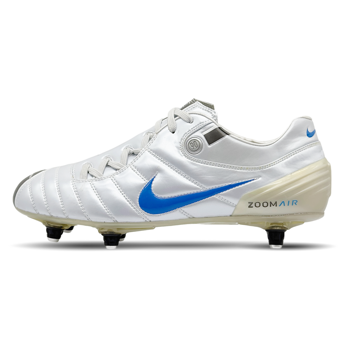 Die Nike Air Zoom Total 90 Supremacy SG (313843-041) Fußballschuhe wurden in Italien hergestellt, wo personalisierte Nike Schuhe für Profispieler produziert werden. Mit Zoom Air-Technologie im Fersenbereich bieten sie exzellenten Komfort, während die Soft Ground-Sohle mit speziell platzierten Nocken für optimale Traktion auf weichem Naturrasen sorgt. Auf der Innenseite sind der Name und die Spielernummer des Profis Berhalter hochwertig aufgestickt, was den Schuh zu einem einzigartigen Sammlerstück macht.