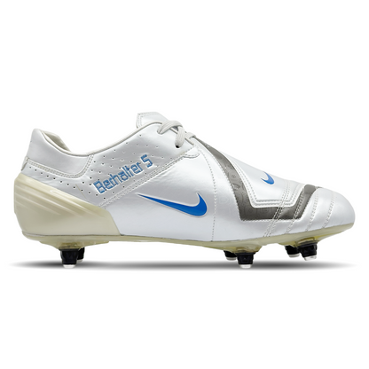 Die Nike Air Zoom Total 90 Supremacy SG (313843-041) Fußballschuhe wurden in Italien hergestellt, wo personalisierte Nike Schuhe für Profispieler produziert werden. Mit Zoom Air-Technologie im Fersenbereich bieten sie exzellenten Komfort, während die Soft Ground-Sohle mit speziell platzierten Nocken für optimale Traktion auf weichem Naturrasen sorgt. Auf der Innenseite sind der Name und die Spielernummer des Profis Berhalter hochwertig aufgestickt, was den Schuh zu einem einzigartigen Sammlerstück macht.