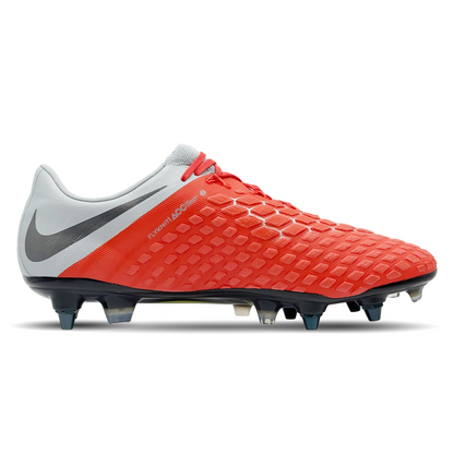 Der Nike Hypervenom 3 Elite SG-Pro AC ist der perfekte Schuh für Angreifer, die auf weichen, nassen Böden maximale Kontrolle und Traktion suchen. Mit seiner Anti-Clog-Traktionstechnologie verhindert er Schlammansammlungen, während das strukturierte Obermaterial eine präzise Ballführung ermöglicht. Entwickelt für explosive Bewegungen und perfekte Passform, bietet dieser Schuh Stabilität und Schnelligkeit auf höchstem Niveau. Ideal für Spieler, die Wert auf Schnelligkeit und Beweglichkeit legen. Erhältlich au