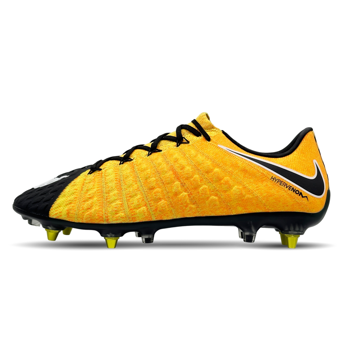 Entdecke den Nike Hypervenom Phantom 3 SG-Pro AC (889285-802) auf STUNNINGBOOTS.com. Diese innovativen Fußballschuhe bieten präzise Ballkontrolle und herausragende Traktion auf nassen, weichen Böden. Das Flyknit-Obermaterial passt sich perfekt deinem Fuß an und die All Conditions Control (ACC) Technologie garantiert optimale Performance bei jedem Wetter. Ideal für Spieler, die auf höchstem Niveau spielen möchten. Hol dir die Nike Hypervenom 3 SG-Pro AC jetzt auf STUNNINGBOOTS.com und dominiere das Spielfeld