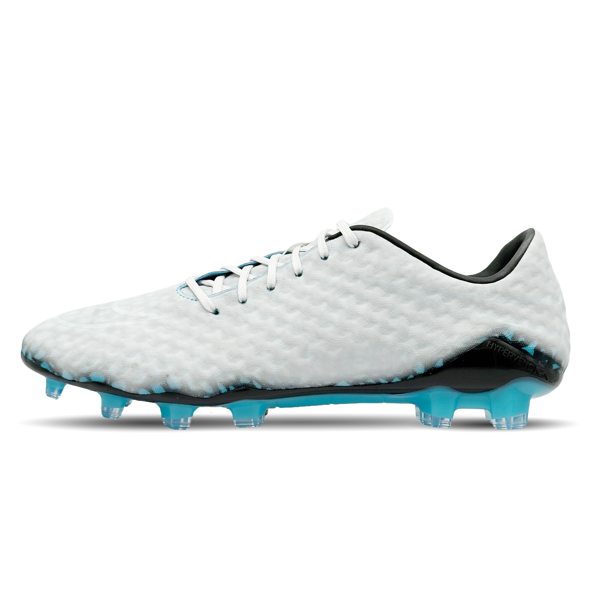 Der Nike Hypervenom Phantom RGN SE FG (HV0153-001) ist ein hochwertiger Fußballschuh für präzise Spielkontrolle und dynamische Bewegungen auf Naturrasen. Sein auffälliges Design zollt klassischen Hypervenom-Modellen Tribut und vereint Innovation mit ikonischer Ästhetik. Jetzt auf STUNNINGBOOTS.com erhältlich.