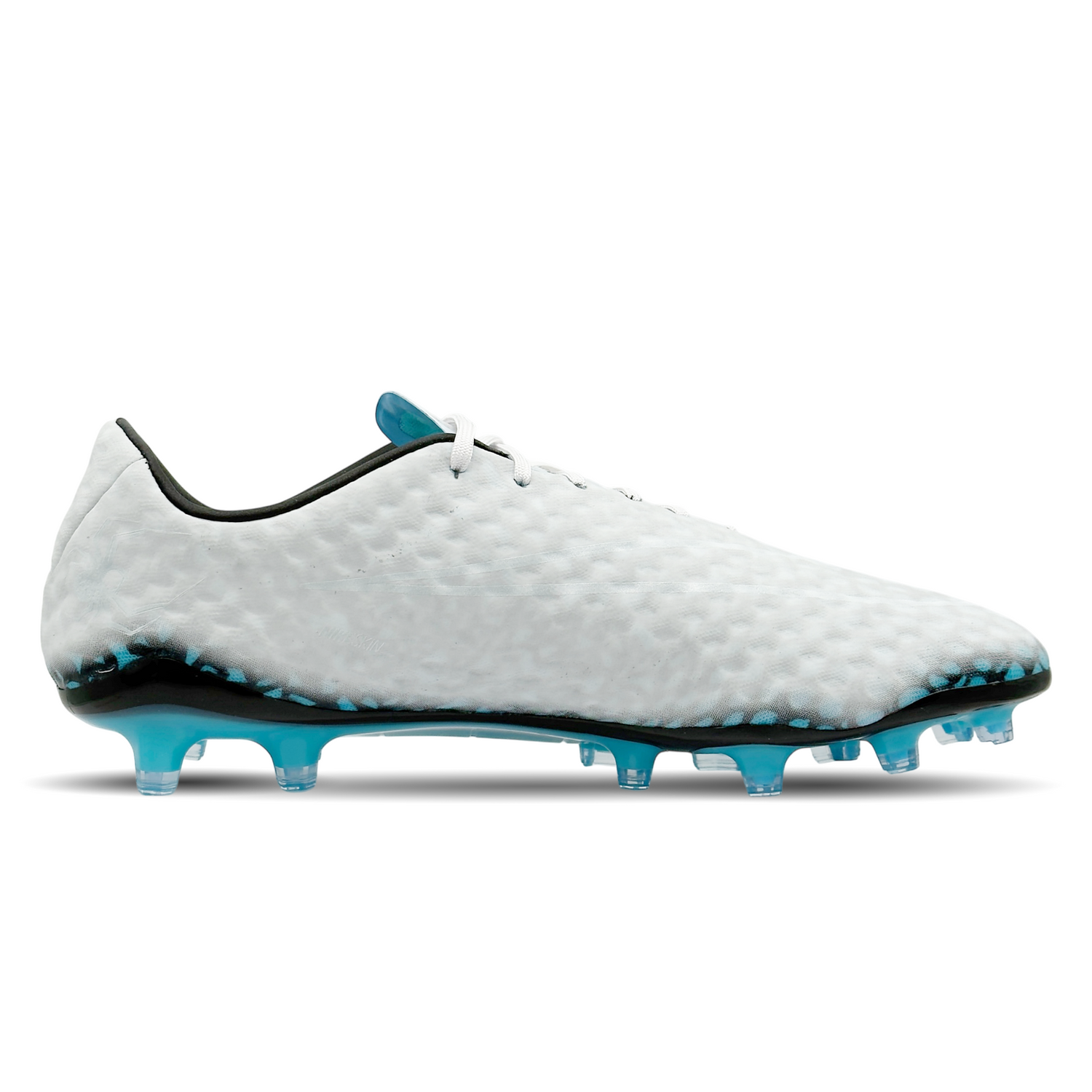 Der Nike Hypervenom Phantom RGN SE FG (HV0153-001) ist ein hochwertiger Fußballschuh für präzise Spielkontrolle und dynamische Bewegungen auf Naturrasen. Sein auffälliges Design zollt klassischen Hypervenom-Modellen Tribut und vereint Innovation mit ikonischer Ästhetik. Jetzt auf STUNNINGBOOTS.com erhältlich.