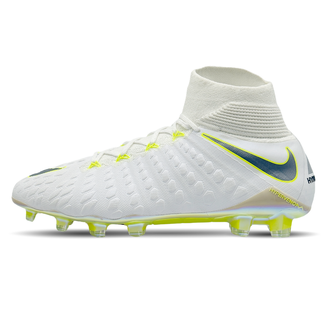 Der Nike Hypervenom Phantom 3 Elite DF FG ist ein Fußballschuh für Höchstleistung auf Naturrasen. Mit Dynamic Fit Collar, Flyknit-Obermaterial und strategisch platziertem Poron-Dämpfungssystem sorgt er für passgenauen Sitz, optimale Schusskontrolle und explosive Richtungswechsel. Sein Design mit hoher Farbkontrastierung verbessert die Sichtbarkeit für sehbehinderte Nutzer. Jetzt erhältlich auf STUNNINGBOOTS.com.