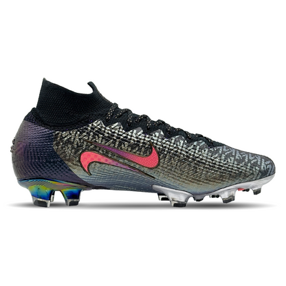 Entdecke den Nike Mercurial Superfly 7 Elite SE FG [CT2483-001] auf STUNNINGBOOTS.com. Diese Hochleistungs-Fußballschuhe sind für ultimative Geschwindigkeit und Präzision konzipiert. Mit ihrem innovativen Design und einem Höchstmaß an Komfort bieten sie herausragende Leistung auf festem, trockenem Rasen. Mit erstklassiger Passform und aggressivem Styling bist du bereit, das Spielfeld zu beherrschen.