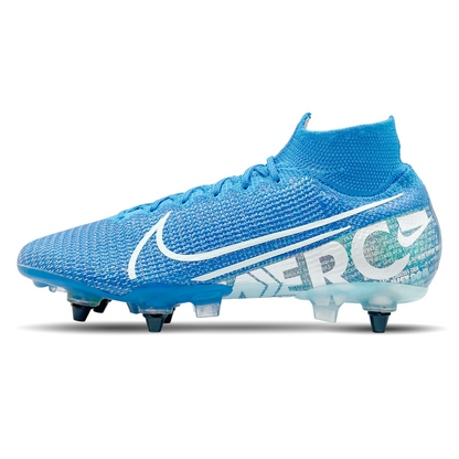 Die Nike Mercurial Superfly 7 Elite SG-Pro AC (AT7894-414) bieten dir optimale Traktion und Stabilität auf weichem Boden. Ihr komfortables, sockenähnliches Design sorgt für eine perfekte Passform, während das innovative Obermaterial präzise Ballkontrolle ermöglicht. Hol dir diese hochmodernen Fußballschuhe jetzt auf STUNNINGBOOTS.com und verbessere dein Spiel mit Geschwindigkeit und Präzision.