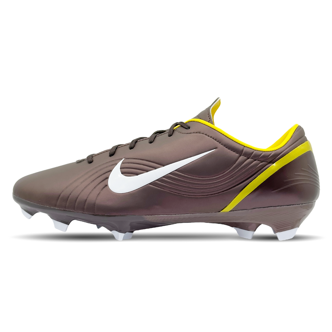 Der Nike Mercurial Vapor 1 RGN SE FG (HV0888-200) wurde speziell für Spieler entwickelt, die höchste Geschwindigkeit und Kontrolle auf dem Platz verlangen. Inspiriert von der Karriere und dem Stil von Cristiano Ronaldo, vereint dieser Schuh modernste Technologien mit einem dynamischen Design. Das Obermaterial sorgt für eine perfekte Passform, während die fortschrittliche Sohle optimalen Grip auf festen Böden bietet. Mit exklusiven CR7-Details hebt sich dieser Schuh von der Masse ab und verkörpert pure Explo
