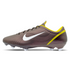 Der Nike Mercurial Vapor 1 RGN SE FG (HV0888-200) wurde speziell für Spieler entwickelt, die höchste Geschwindigkeit und Kontrolle auf dem Platz verlangen. Inspiriert von der Karriere und dem Stil von Cristiano Ronaldo, vereint dieser Schuh modernste Technologien mit einem dynamischen Design. Das Obermaterial sorgt für eine perfekte Passform, während die fortschrittliche Sohle optimalen Grip auf festen Böden bietet. Mit exklusiven CR7-Details hebt sich dieser Schuh von der Masse ab und verkörpert pure Explo