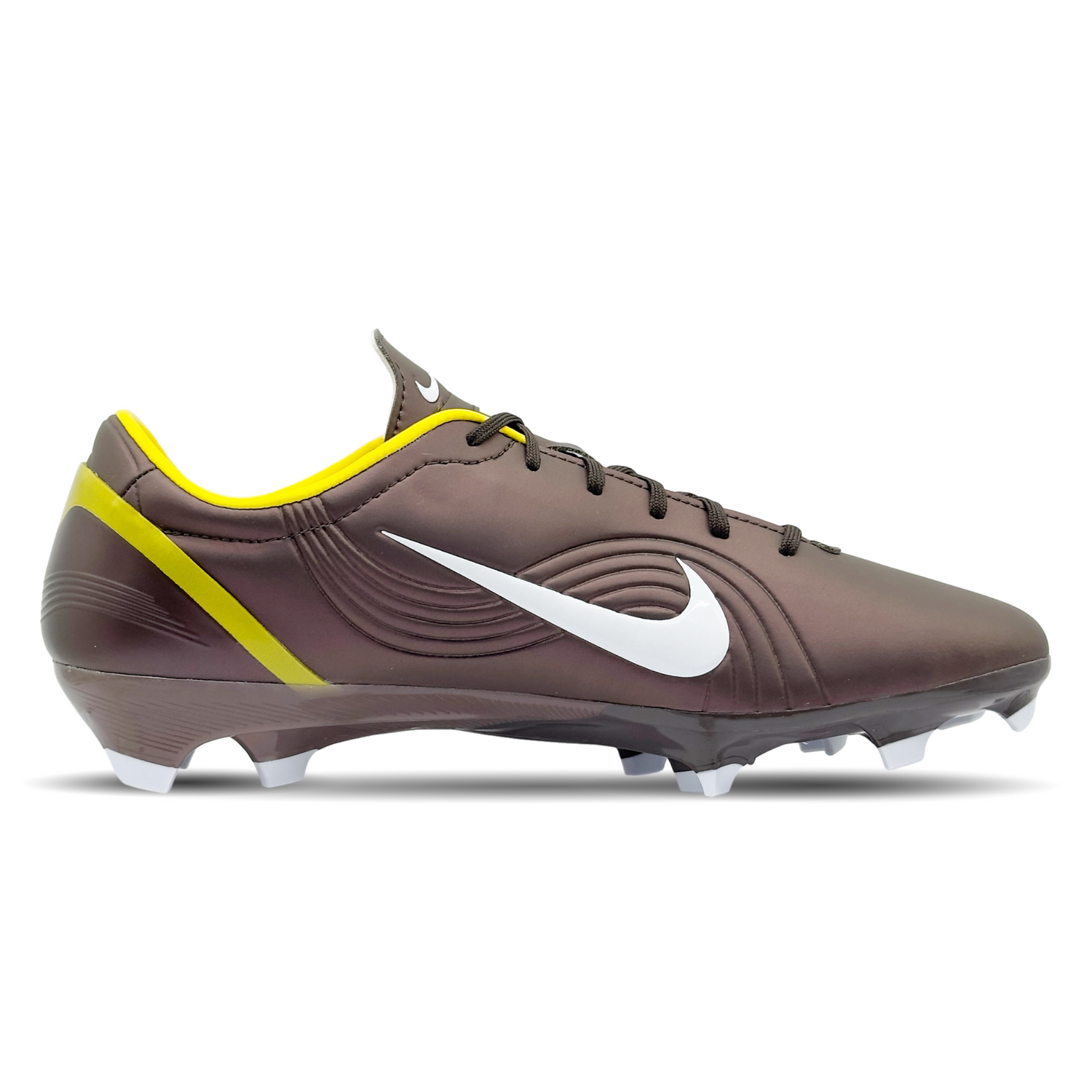 Der Nike Mercurial Vapor 1 RGN SE FG (HV0888-200) wurde speziell für Spieler entwickelt, die höchste Geschwindigkeit und Kontrolle auf dem Platz verlangen. Inspiriert von der Karriere und dem Stil von Cristiano Ronaldo, vereint dieser Schuh modernste Technologien mit einem dynamischen Design. Das Obermaterial sorgt für eine perfekte Passform, während die fortschrittliche Sohle optimalen Grip auf festen Böden bietet. Mit exklusiven CR7-Details hebt sich dieser Schuh von der Masse ab und verkörpert pure Explo