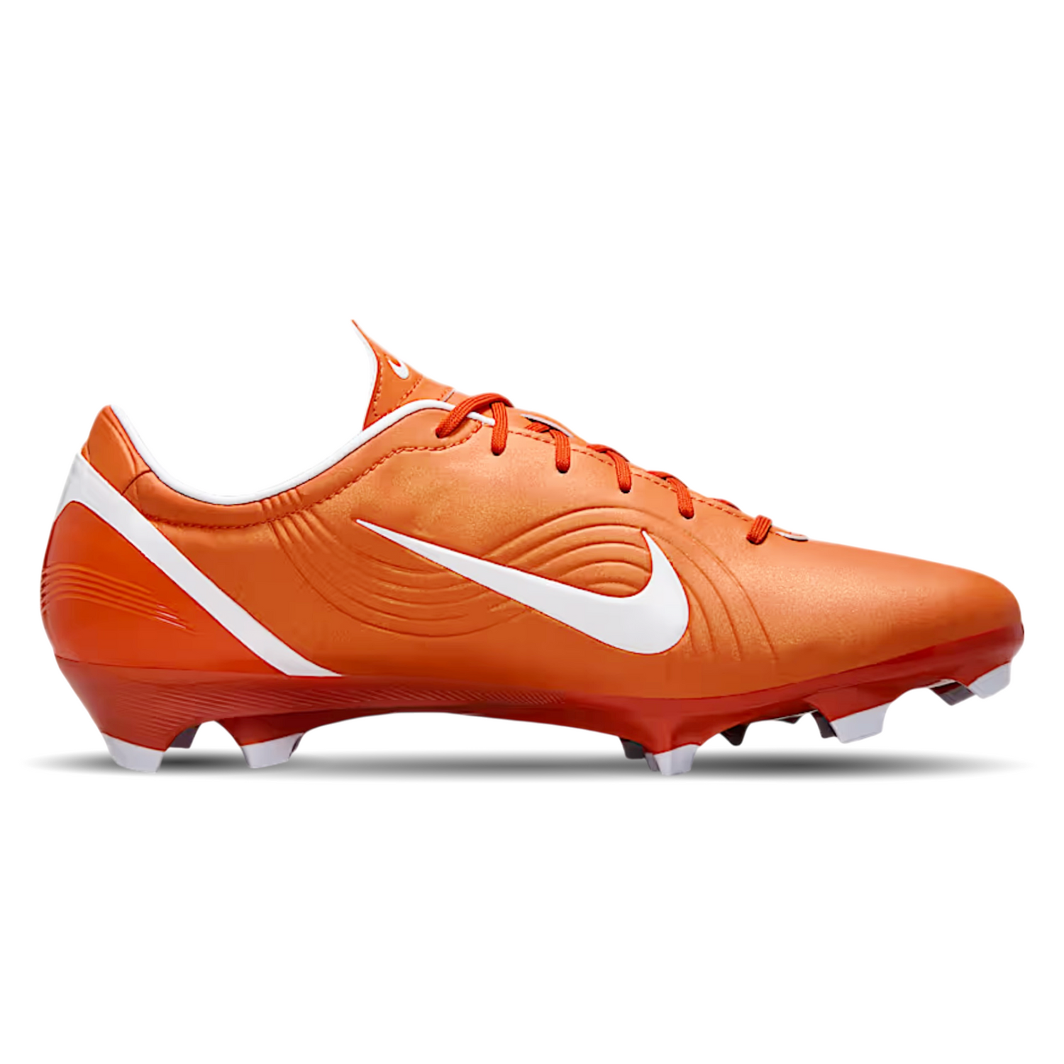 Der Nike Mercurial Vapor 1 RGN SE FG (HV0888-800) wurde speziell für Spieler entwickelt, die höchste Geschwindigkeit und Kontrolle auf dem Platz verlangen. Inspiriert von der Karriere und dem Stil von Cristiano Ronaldo, vereint dieser Schuh modernste Technologien mit einem dynamischen Design. Das Obermaterial sorgt für eine perfekte Passform, während die fortschrittliche Sohle optimalen Grip auf festen Böden bietet. Mit exklusiven CR7-Details hebt sich dieser Schuh von der Masse ab und verkörpert pure Explo