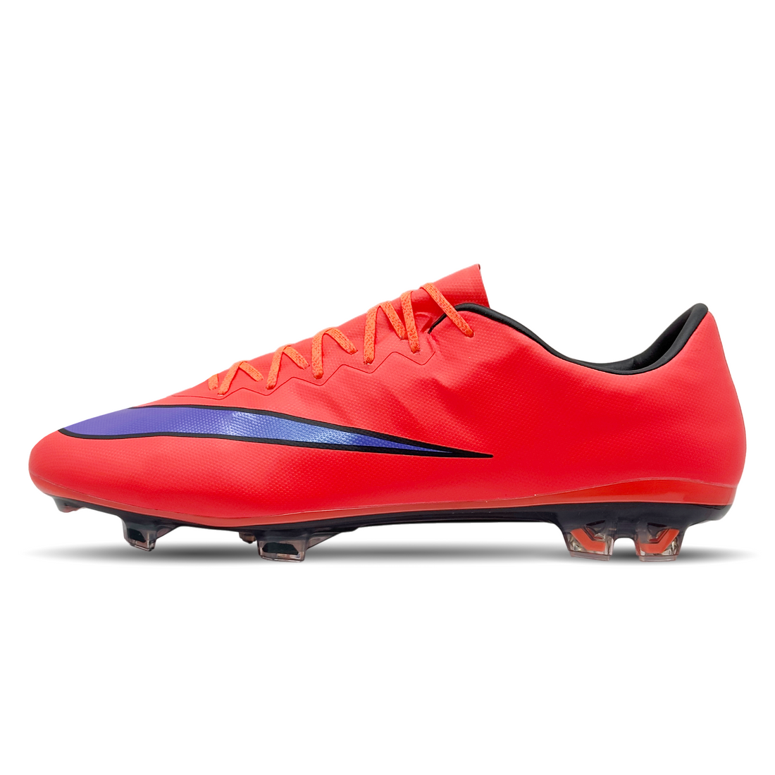 Der Nike Mercurial Vapor 10 FG (648553-651) ist ein High-Performance-Fußballschuh, der speziell für Speed und Präzision auf festen Böden entwickelt wurde. Das leichte Obermaterial bietet eine perfekte Passform und außergewöhnliche Ballkontrolle, während die innovative Stollenkonfiguration maximale Traktion ermöglicht. Das auffällige Design in leuchtendem Orange unterstreicht deinen Stil auf dem Platz. Ideal für Spieler, die Wert auf Geschwindigkeit und Technik legen. Jetzt auf STUNNINGBOOTS.com erhältlich!