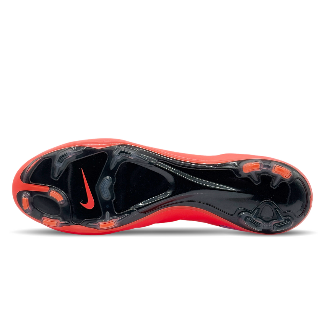 Der Nike Mercurial Vapor 10 FG (648553-651) ist ein High-Performance-Fußballschuh, der speziell für Speed und Präzision auf festen Böden entwickelt wurde. Das leichte Obermaterial bietet eine perfekte Passform und außergewöhnliche Ballkontrolle, während die innovative Stollenkonfiguration maximale Traktion ermöglicht. Das auffällige Design in leuchtendem Orange unterstreicht deinen Stil auf dem Platz. Ideal für Spieler, die Wert auf Geschwindigkeit und Technik legen. Jetzt auf STUNNINGBOOTS.com erhältlich!