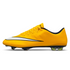 Der Nike Mercurial Vapor 10 FG (648553-801) ist ein High-Performance-Fußballschuh, der speziell für Speed und Präzision auf festen Böden entwickelt wurde. Das leichte Obermaterial bietet eine perfekte Passform und außergewöhnliche Ballkontrolle, während die innovative Stollenkonfiguration maximale Traktion ermöglicht. Das auffällige Design in leuchtendem Orange unterstreicht deinen Stil auf dem Platz. Ideal für Spieler, die Wert auf Geschwindigkeit und Technik legen. Jetzt auf STUNNINGBOOTS.com erhältlich!
