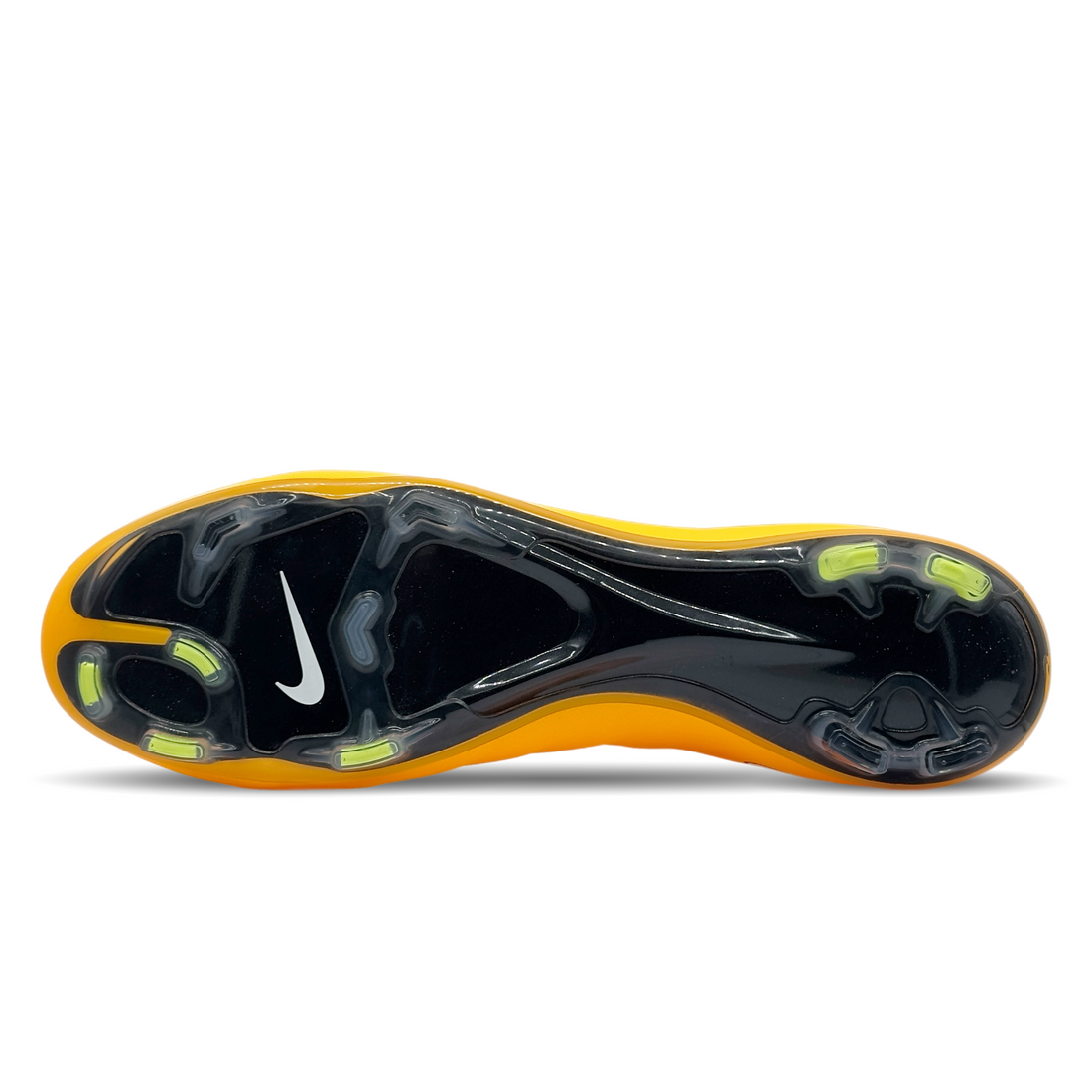 Der Nike Mercurial Vapor 10 FG (648553-801) ist ein High-Performance-Fußballschuh, der speziell für Speed und Präzision auf festen Böden entwickelt wurde. Das leichte Obermaterial bietet eine perfekte Passform und außergewöhnliche Ballkontrolle, während die innovative Stollenkonfiguration maximale Traktion ermöglicht. Das auffällige Design in leuchtendem Orange unterstreicht deinen Stil auf dem Platz. Ideal für Spieler, die Wert auf Geschwindigkeit und Technik legen. Jetzt auf STUNNINGBOOTS.com erhältlich!