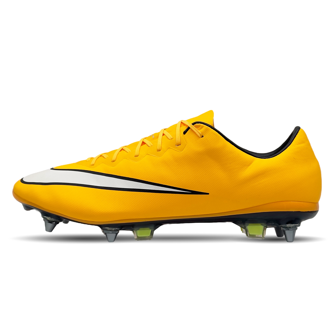 Der Nike Mercurial Vapor X SG-Pro (648555-800) ist ein High-Performance-Fußballschuh für schnelle Spieler, die auf weichen, nassen Plätzen dominieren wollen. Sein leichtes, synthetisches Obermaterial passt sich perfekt dem Fuß an und sorgt für exzellentes Ballgefühl. Die SG-Pro-Stollen bieten maximalen Grip und Stabilität, selbst auf rutschigem Untergrund. Entwickelt für explosive Sprints und präzise Bewegungen, bringt dieser Schuh Geschwindigkeit auf ein neues Level. Jetzt auf STUNNINGBOOTS.com erhältlich