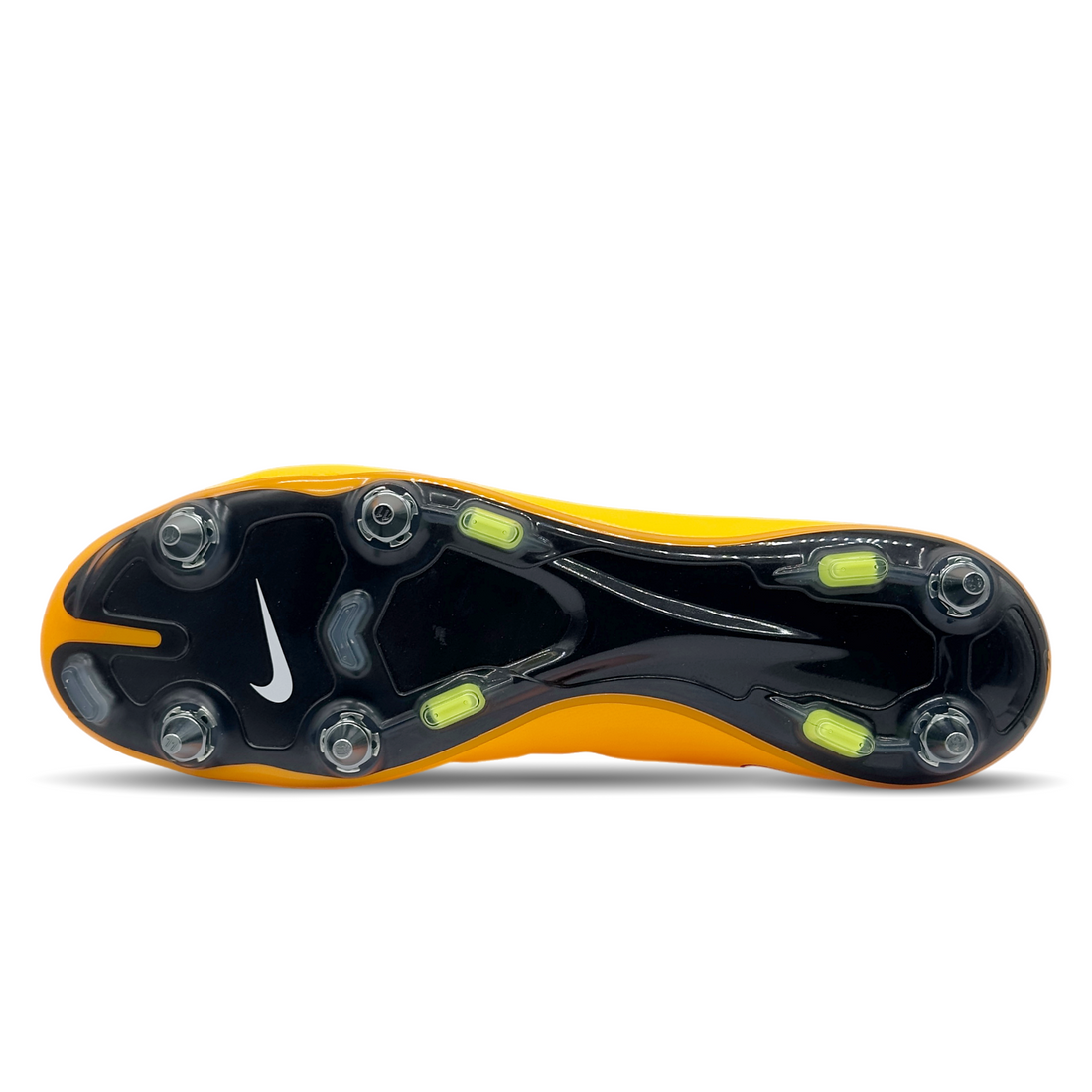 Der Nike Mercurial Vapor X SG-Pro (648555-800) ist ein High-Performance-Fußballschuh für schnelle Spieler, die auf weichen, nassen Plätzen dominieren wollen. Sein leichtes, synthetisches Obermaterial passt sich perfekt dem Fuß an und sorgt für exzellentes Ballgefühl. Die SG-Pro-Stollen bieten maximalen Grip und Stabilität, selbst auf rutschigem Untergrund. Entwickelt für explosive Sprints und präzise Bewegungen, bringt dieser Schuh Geschwindigkeit auf ein neues Level. Jetzt auf STUNNINGBOOTS.com erhältlich