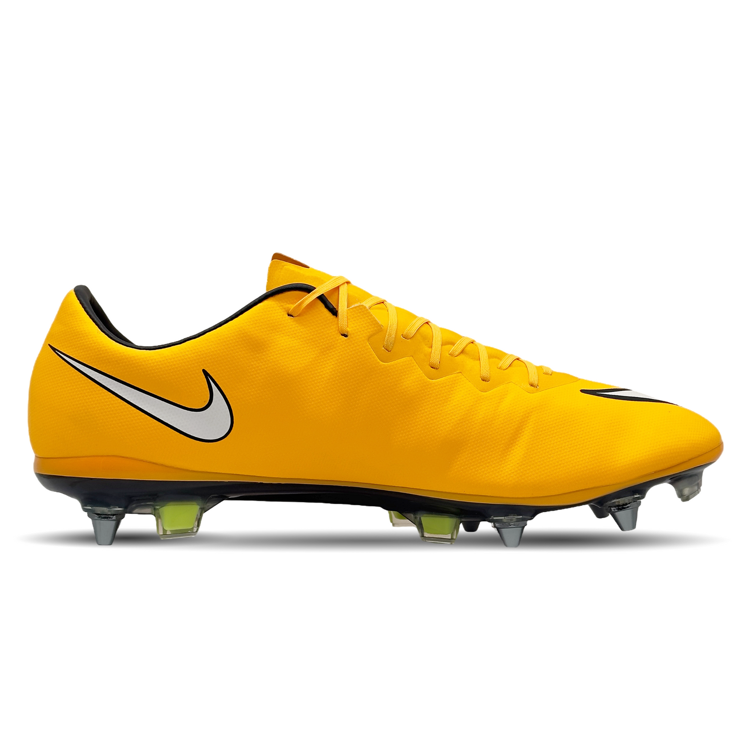 Der Nike Mercurial Vapor X SG-Pro (648555-800) ist ein High-Performance-Fußballschuh für schnelle Spieler, die auf weichen, nassen Plätzen dominieren wollen. Sein leichtes, synthetisches Obermaterial passt sich perfekt dem Fuß an und sorgt für exzellentes Ballgefühl. Die SG-Pro-Stollen bieten maximalen Grip und Stabilität, selbst auf rutschigem Untergrund. Entwickelt für explosive Sprints und präzise Bewegungen, bringt dieser Schuh Geschwindigkeit auf ein neues Level. Jetzt auf STUNNINGBOOTS.com erhältlich